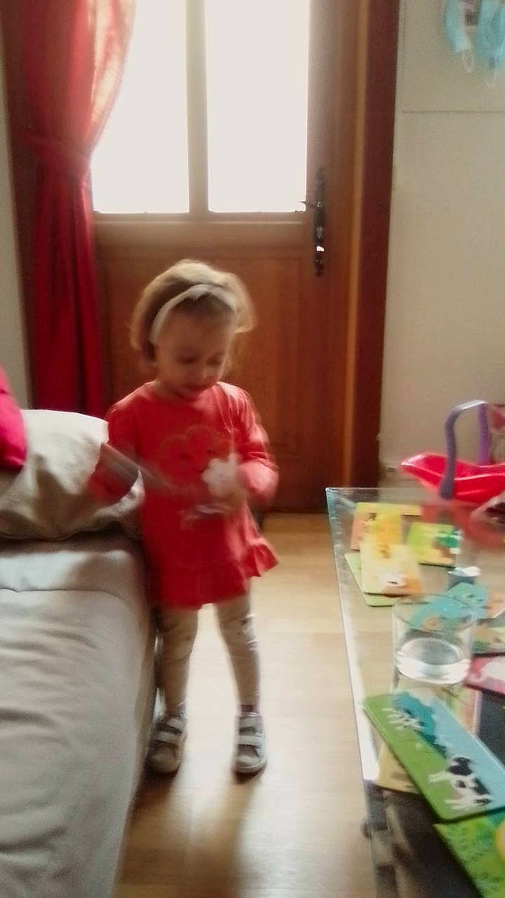 Zayane participe au concours pour gagner de l'argent avec cette photo : baby, baby_toddler_clothing, child, christmas_eve, comfort, curtain, door, event, flooring, fun, hardwood, holiday, person, play, room, sitting, sock, standing, toddler, window