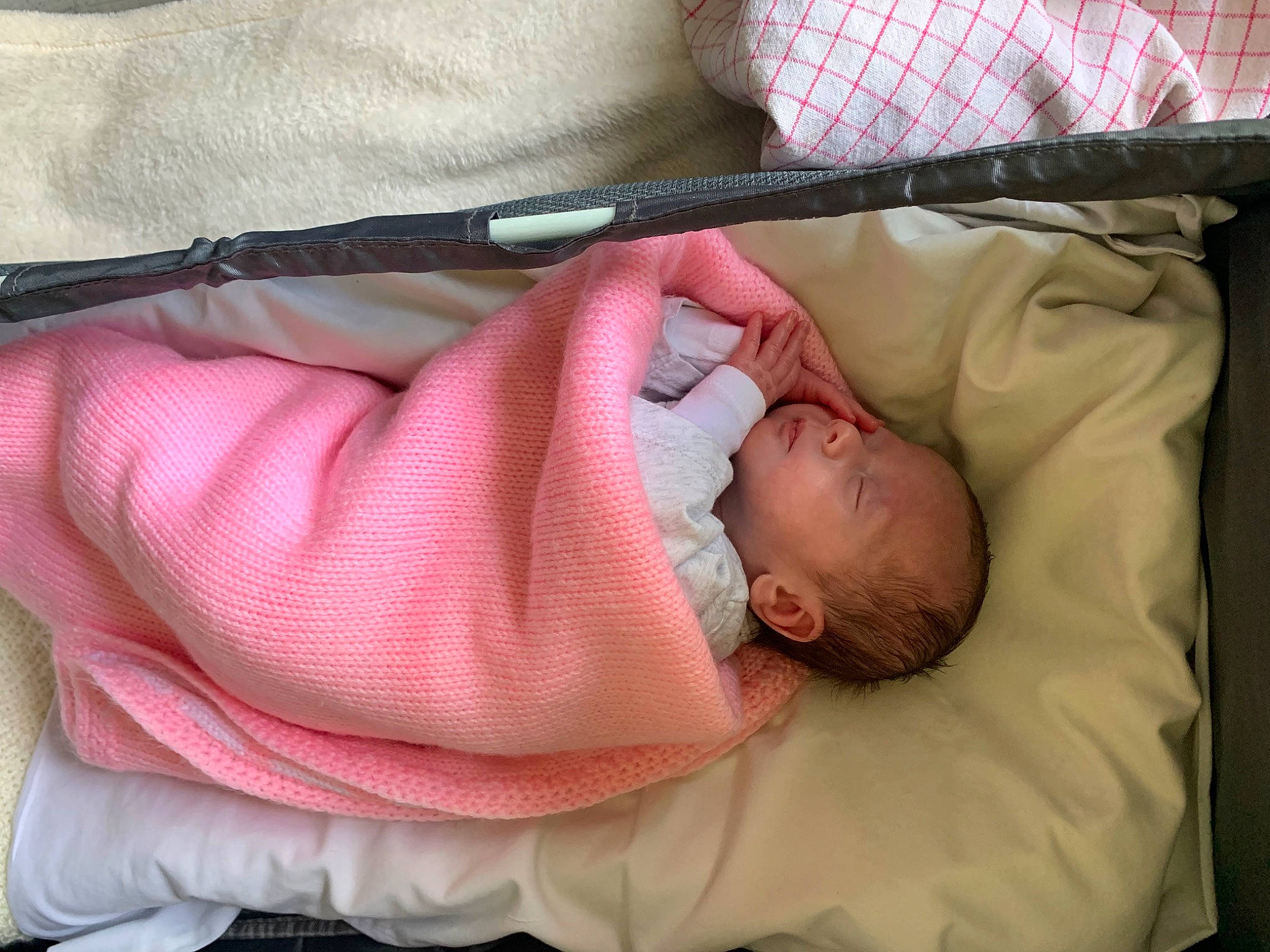 Chemsy a rejoint le concours — aidez-le/la à gagner de superbes lots ! baby, baby_products, baby_safety, baby_sleeping, baby_toddler_clothing, bedtime, cheek, child, comfort, face, head, infant_bed, linens, nap, person, product, room, skin, sleep, sleeve