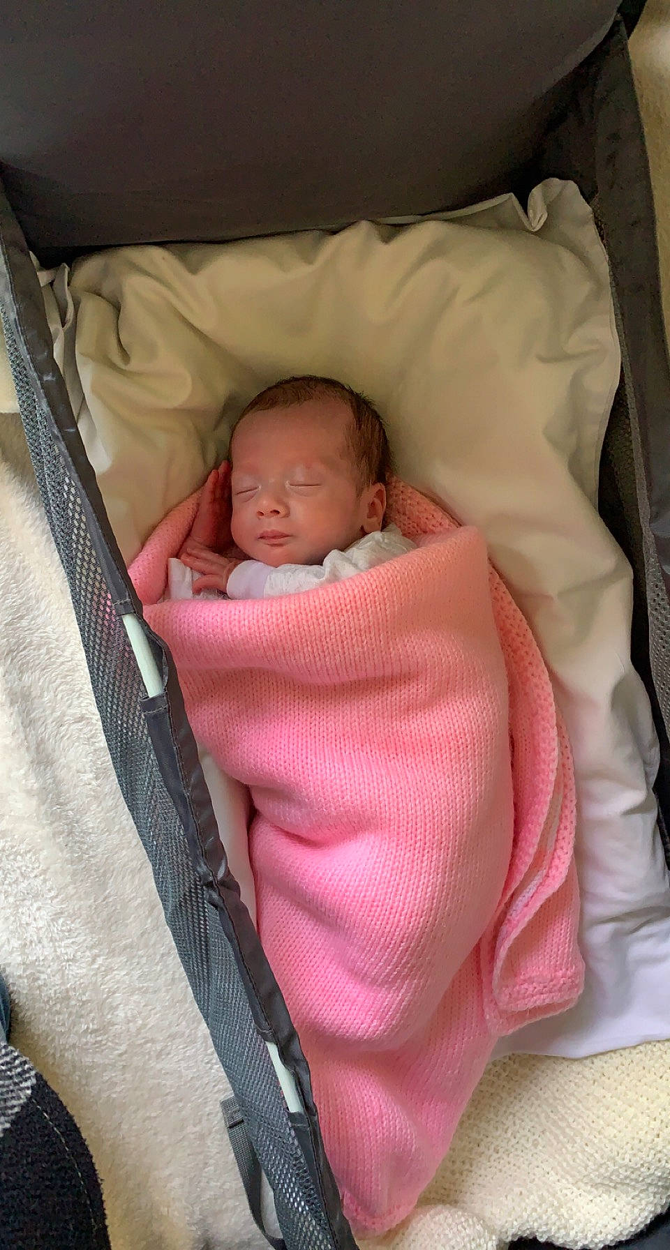 Chemsy participe au concours pour gagner de l'argent avec cette photo : baby, baby_products, baby_safety, baby_sleeping, baby_toddler_clothing, bedtime, child, comfort, face, head, infant_bed, linens, nap, person, pink, product, room, sleep, textile, thumb