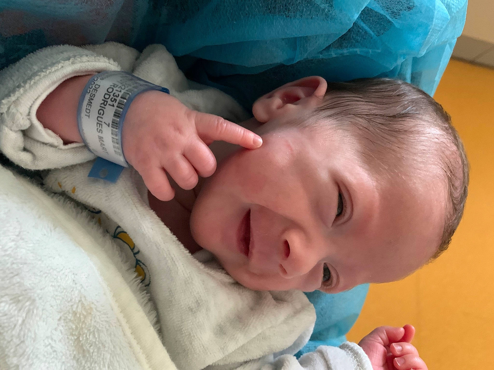 Chemsy a rejoint le concours — aidez-le/la à gagner de superbes lots ! baby, baby_toddler_clothing, cheek, chin, comfort, eyebrow, face, facial_expression, finger, gesture, hair, iris, mouth, neck, nose, organ, person, skin, sleeve, textile