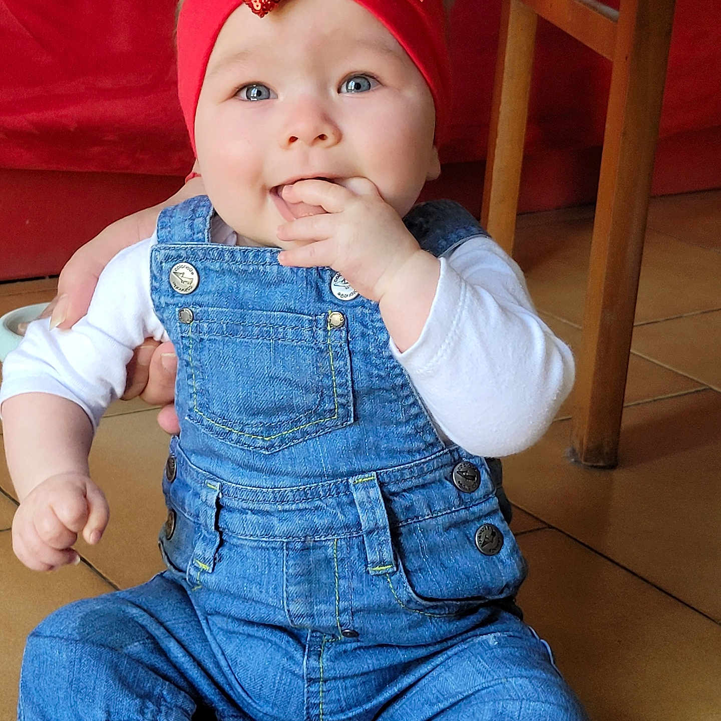 Andréa participe au concours pour gagner de l'argent avec cette photo : accessories, baby, baseballcap, bodypart, bonnet, cap, clothing, couch, face, footwear, furniture, hat, head, headband, jeans, pants, person, photography, portrait, shoe