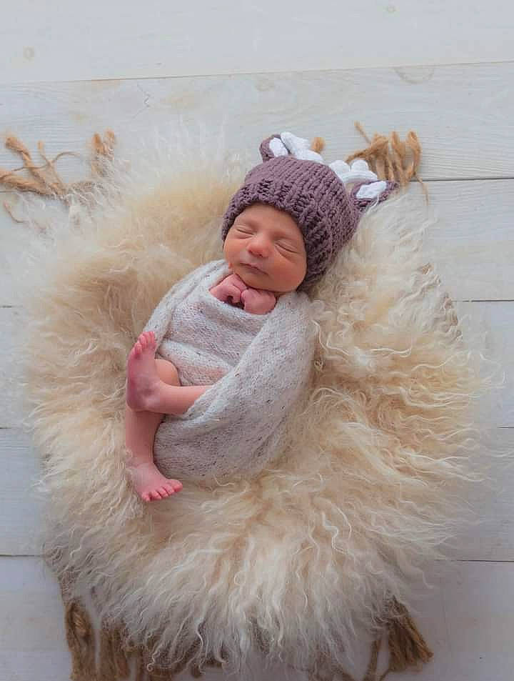 Kace is registered to the contest to win money with this photo: baby, baby_toddler_clothing, cap, child, costume, dress, face, fashion_accessory, feather, fur, fur_clothing, happy, hat, headwear, jacket, jeans, natural_material, peach, person, sunglasses