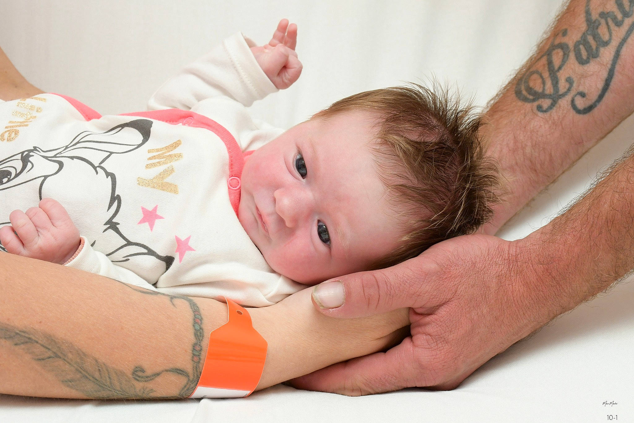 Méline a rejoint le concours — aidez-le/la à gagner de superbes lots ! abdomen, baby, baby_toddler_clothing, cheek, chest, child, comfort, elbow, eyelash, finger, gesture, hand, happy, joint, muscle, person, skin, sleeve, stomach, toddler