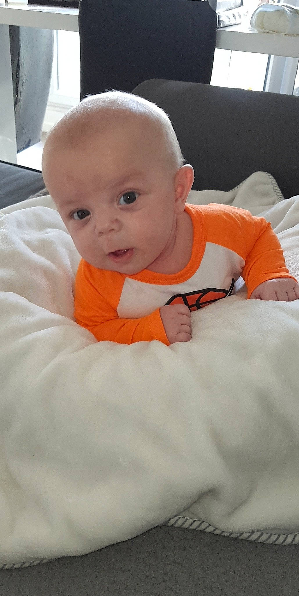 Malty a rejoint le concours — aidez-le/la à gagner de superbes lots ! baby, baby_toddler_clothing, cheek, child, comfort, eyebrow, flooring, fun, happy, head, human_body, iris, linens, nose, orange, person, room, sitting, sleeve, t_shirt