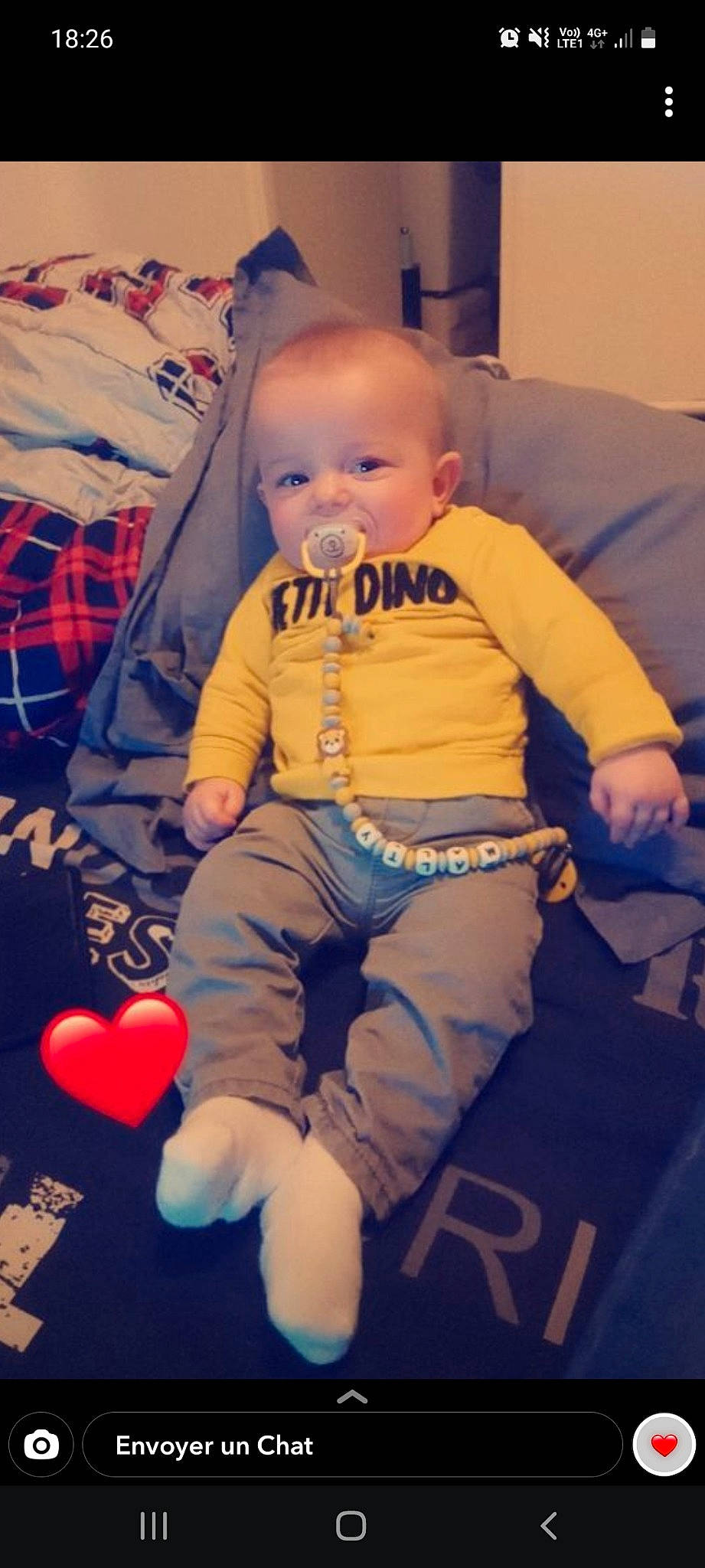 Malty a rejoint le concours — aidez-le/la à gagner de superbes lots ! baby, baby_toddler_clothing, balloon, cheek, child, comfort, couch, electric_blue, eye, flooring, fun, happy, head, person, play, sitting, skin, smile, tartan, textile