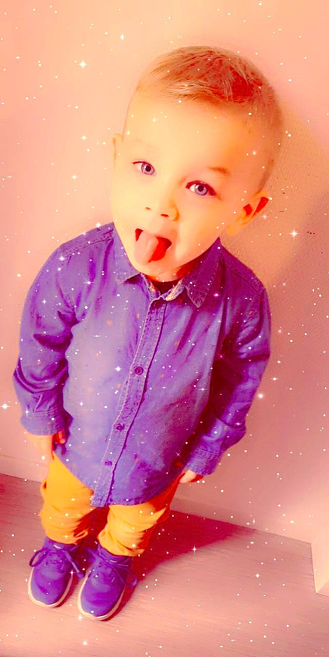 Thyago a rejoint le concours — aidez-le/la à gagner de superbes lots ! baby_toddler_clothing, button, cheek, child, collar, dress_shirt, electric_blue, fun, hairstyle, happy, jacket, magenta, nose, outerwear, pattern, people_in_nature, person, pink, purple, sleeve