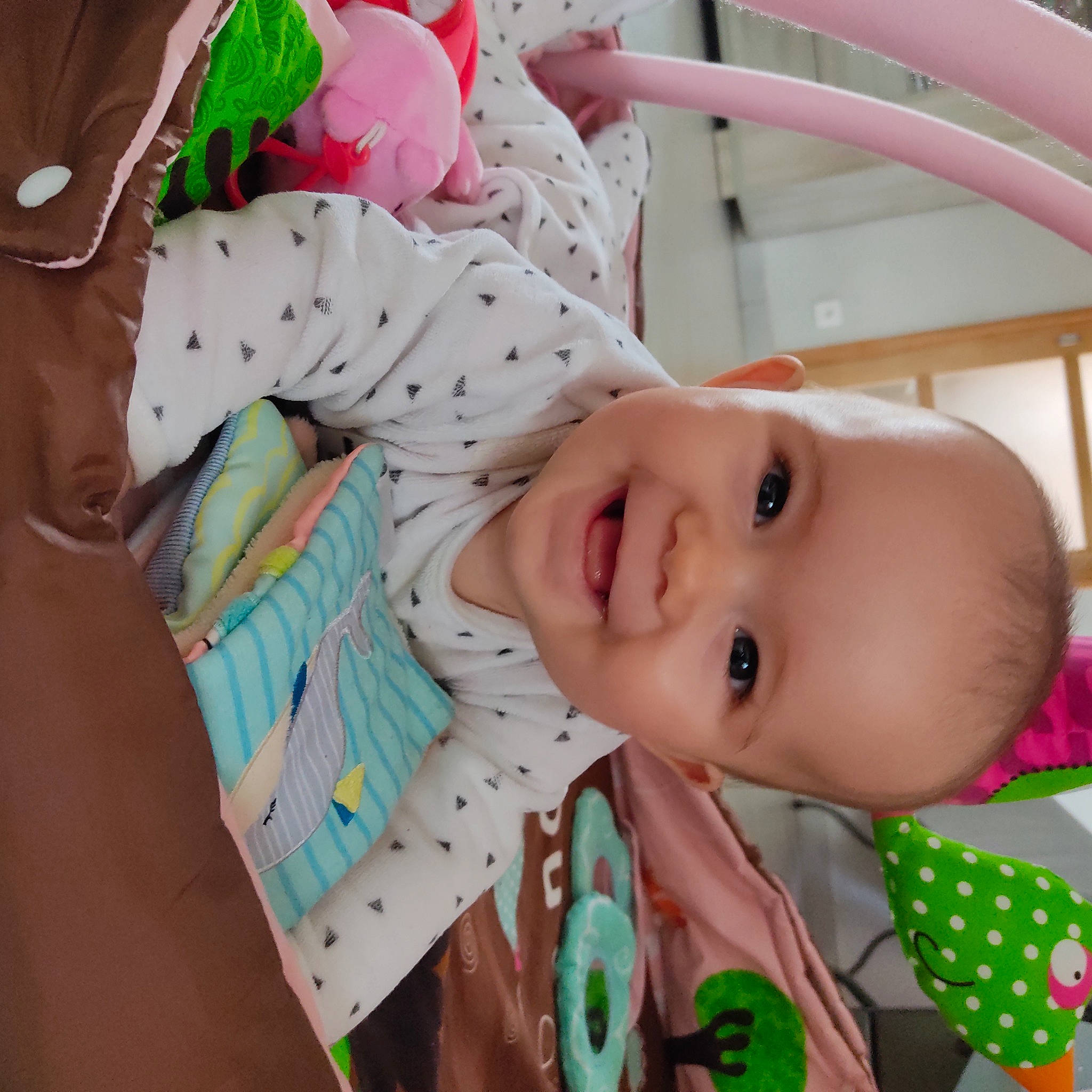 Thaïs a rejoint le concours — aidez-le/la à gagner de superbes lots ! baby, baby_products, baby_toddler_clothing, cheek, chin, eye, facial_expression, green, happy, head, iris, joy, nose, person, pink, skin, sleeve, smile, textile, toddler