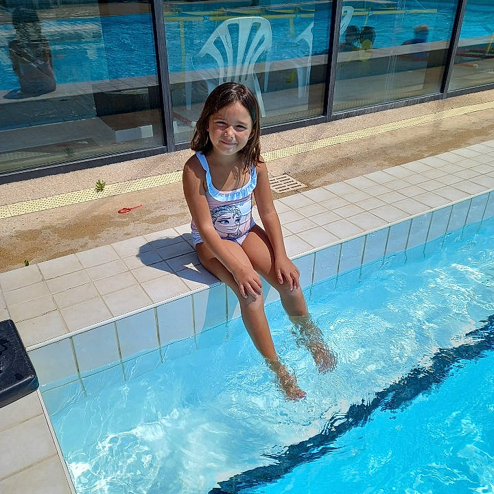 Lylia participe au concours pour gagner de l'argent avec cette photo : aqua, azure, blue, composite_material, fun, happy, indoor_games_and_sports, joy, jumping_into_the_pool, leisure, leisure_centre, nonbuilding_structure, person, recreation, smile, sports, swimming_pool, swimwear, thigh, toddler