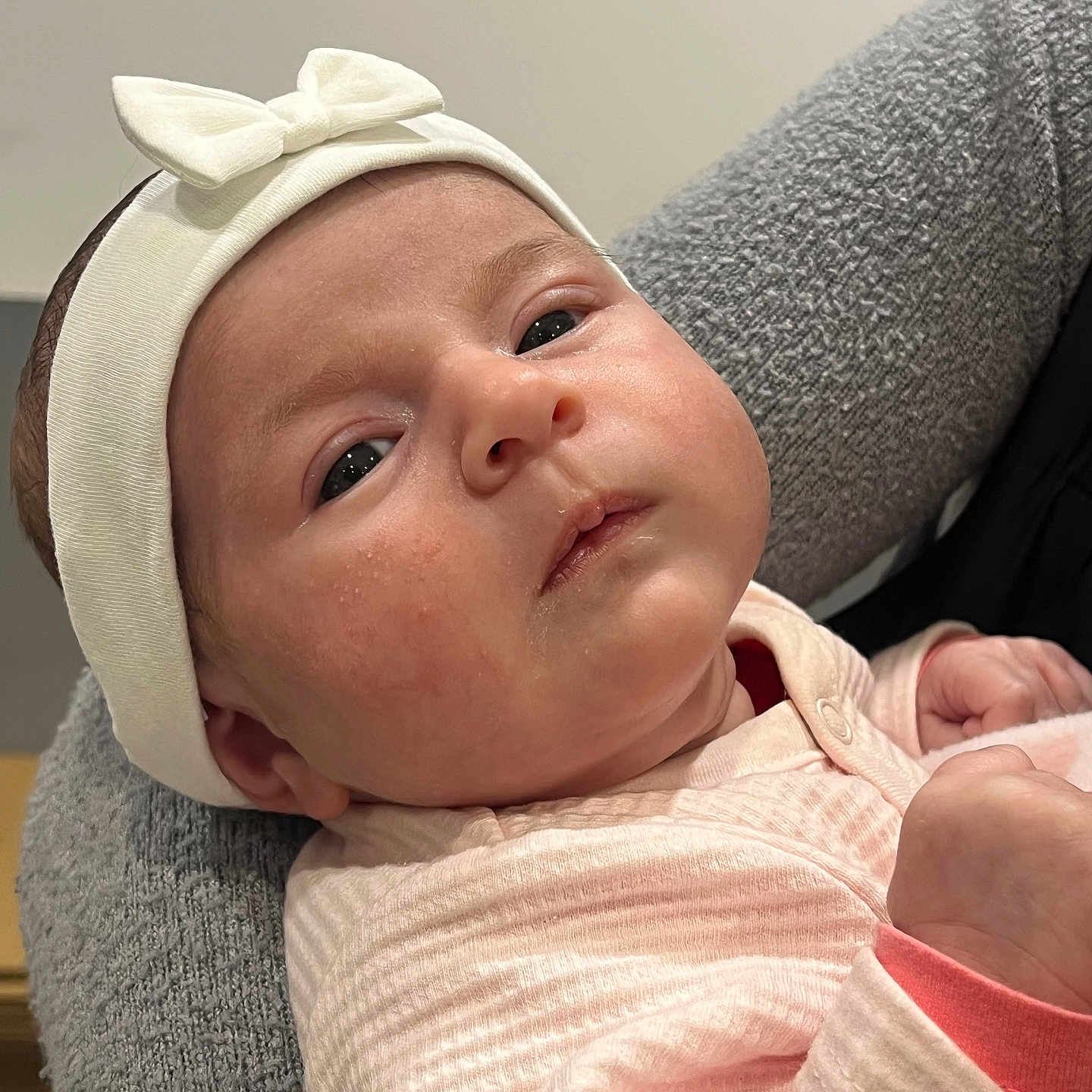 Luna participe au concours pour gagner de l'argent avec cette photo : accessories, baby, bodypart, bonnet, cap, clothing, couch, face, finger, furniture, hand, hat, head, knitwear, newborn, person, photography, portrait, sweater, towel