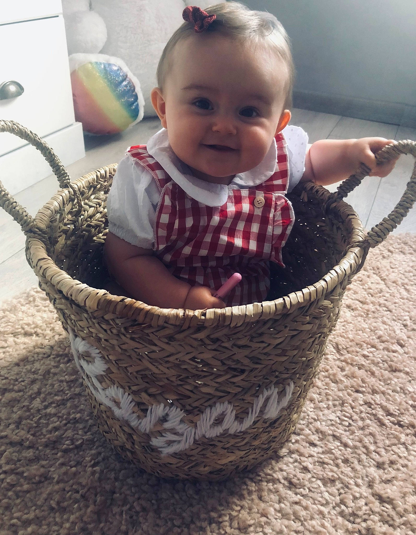Emie a rejoint le concours — aidez-le/la à gagner de superbes lots ! baby, baby_toddler_clothing, basket, child, facial_expression, fashion_accessory, flower_girl_basket, grass, hairstyle, happy, joy, pattern, people_in_nature, person, photograph, plant, product, sleeve, smile, storage_basket
