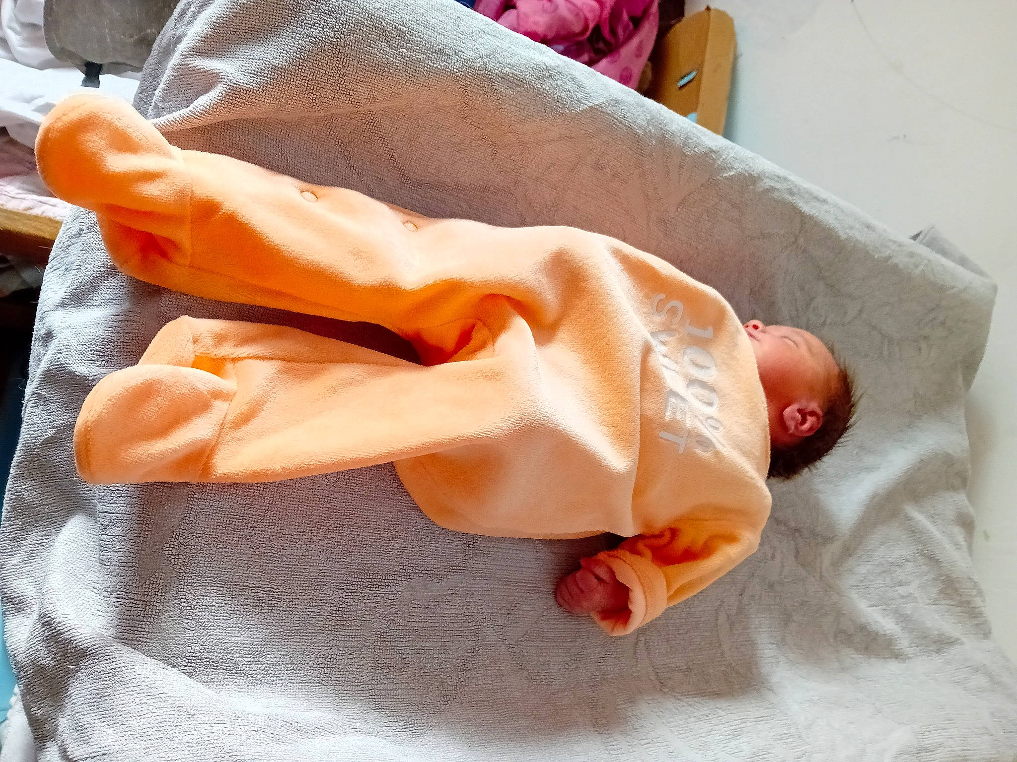 Leïlany a rejoint le concours — aidez-le/la à gagner de superbes lots ! baby, baby_products, baby_toddler_clothing, barefoot, bedding, child, comfort, flesh, foot, human_body, human_leg, knee, linens, nail, orange, peach, person, sleeve, thumb, toddler