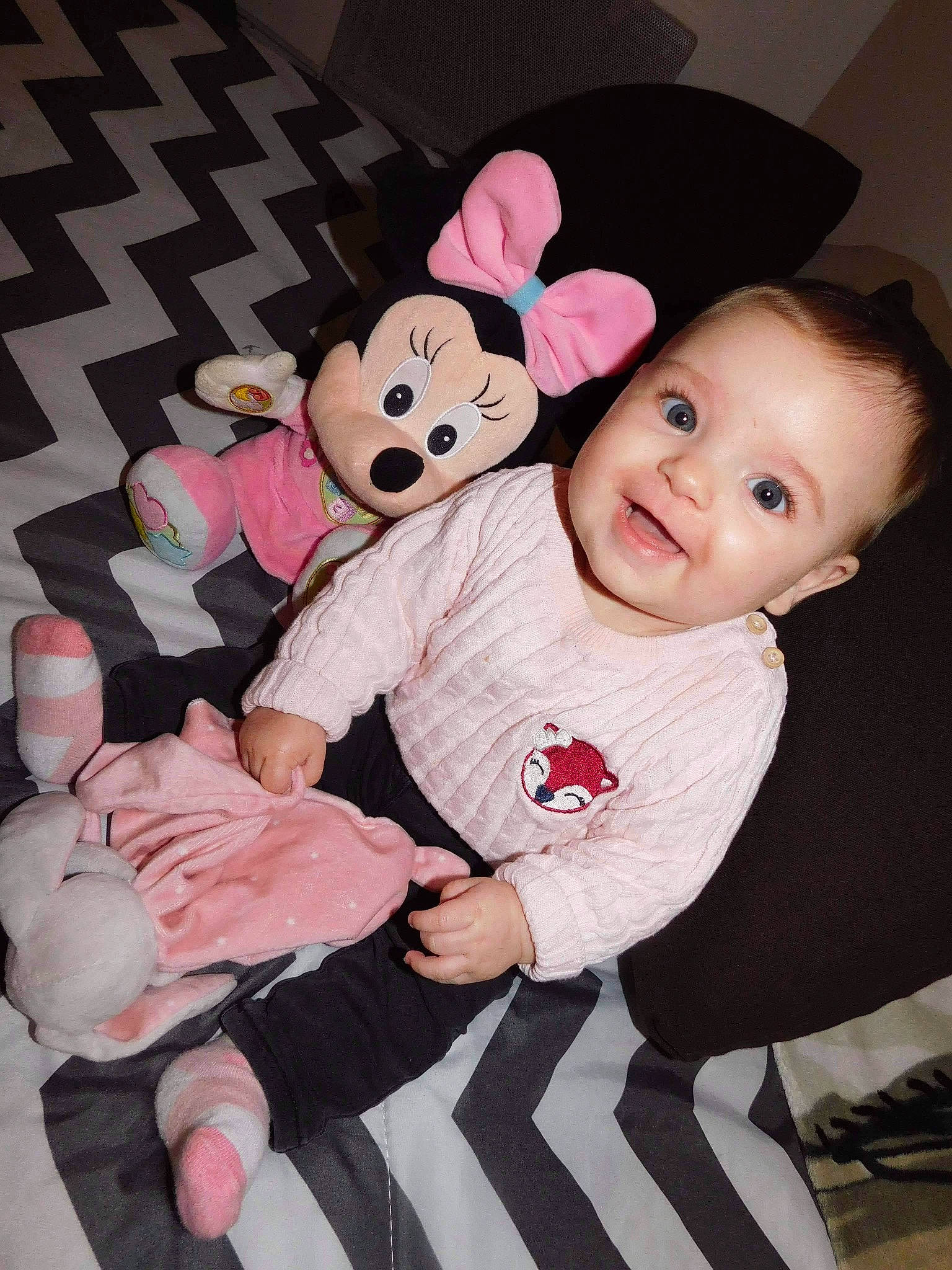 Lysa a rejoint le concours — aidez-le/la à gagner de superbes lots ! baby, baby_toddler_clothing, cheek, child, comfort, facial_expression, finger, flash_photography, gesture, happy, joy, people, person, pink, product, skin, sleeve, smile, textile, toddler