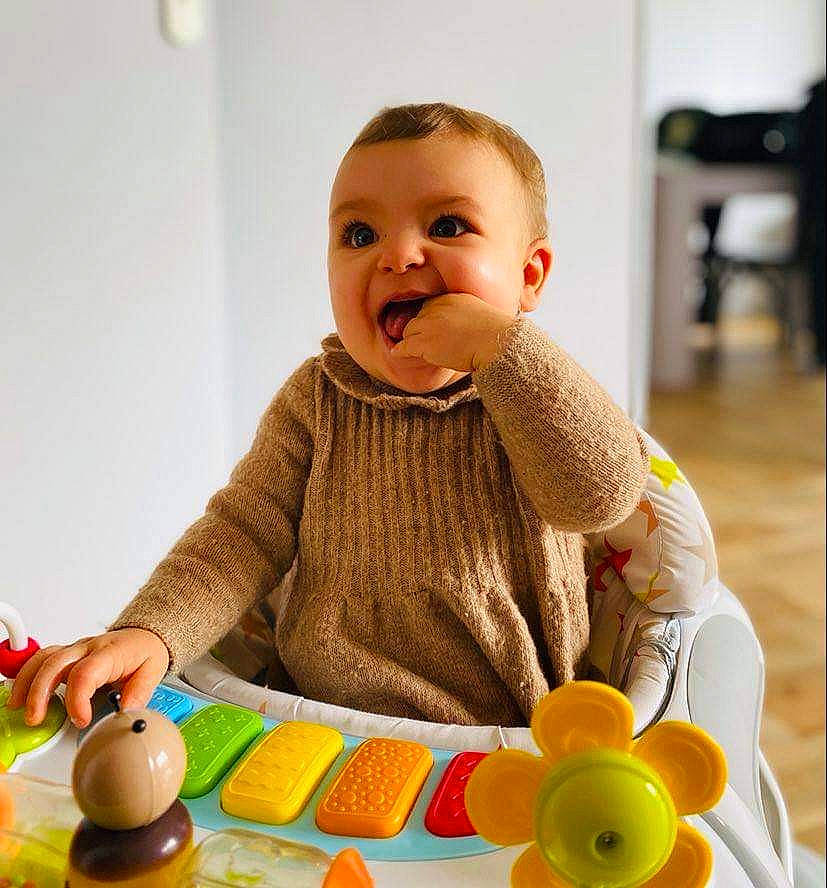 Lysa a rejoint le concours — aidez-le/la à gagner de superbes lots ! baby, baby_playing_with_toys, baby_products, baby_toddler_clothing, baby_toys, chair, cheek, child, finger, fun, happy, organ, person, play, sitting, sleeve, smile, table, toddler, toy