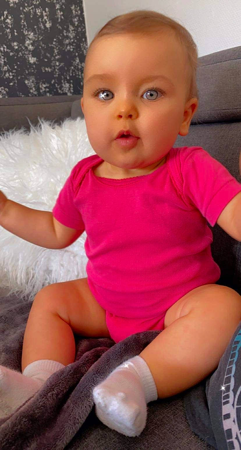 Lysa a rejoint le concours — aidez-le/la à gagner de superbes lots ! baby_toddler_clothing, cheek, chin, eye, eyebrow, face, gesture, hair, hand, iris, joint, leg, lip, neck, nose, organ, person, pink, skin, sleeve