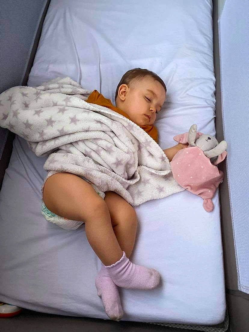 Lysa a rejoint le concours — aidez-le/la à gagner de superbes lots ! baby, baby_sleeping, bed, bedding, child, comfort, foot, human_body, human_leg, joint, knee, leg, linens, person, pillow, product, sock, t_shirt, textile, thigh