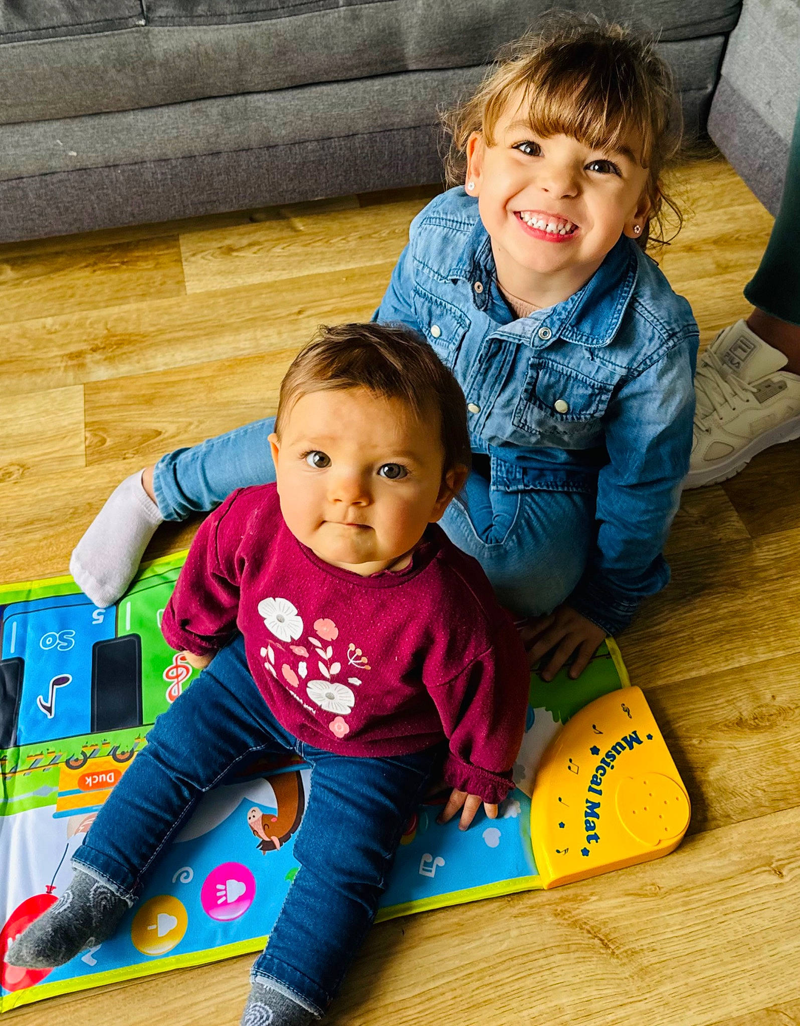 Lora participe au concours pour gagner de l'argent avec cette photo : baby_toddler_clothing, beauty, child, facial_expression, floor, flooring, fun, grass, hairstyle, happy, joy, leisure, mammal, person, product, skin, sleeve, smile, standing, t_shirt