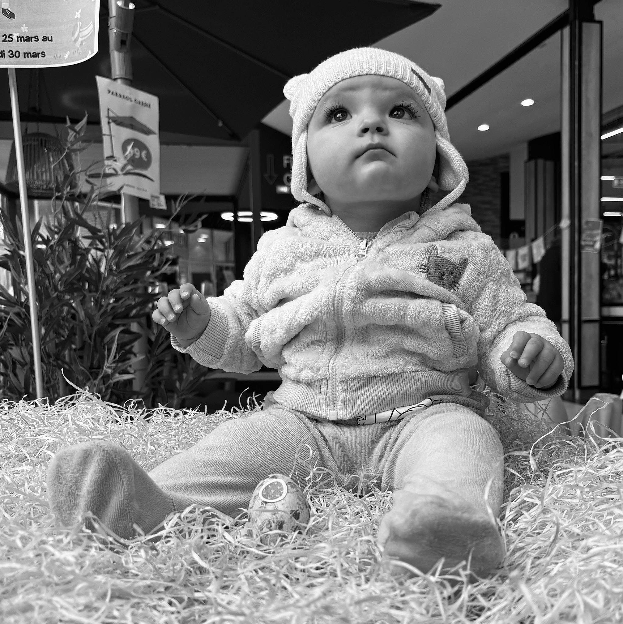 Lora participe au concours pour gagner de l'argent avec cette photo : art, baby, black_and_white, cheek, child, fun, grass, happy, mammal, monochrome, monochrome_photography, people_in_nature, person, photograph, plant, sitting, smile, standing, stock_photography, style