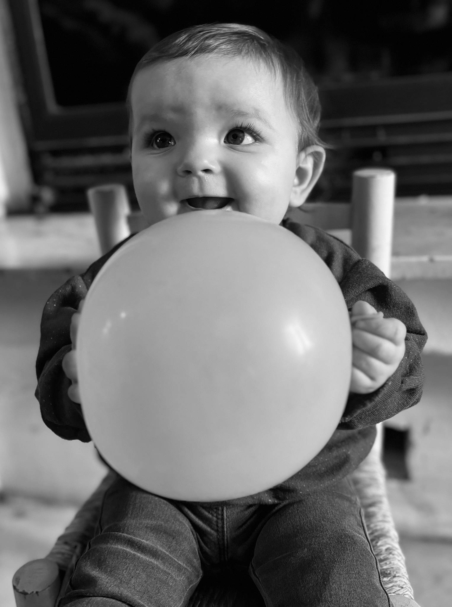 Lora a rejoint le concours — aidez-le/la à gagner de superbes lots ! arm, balloon, black, black_and_white, eye, face, flash_photography, hair, hairstyle, hand, happy, head, human_body, joint, leg, person, photograph, shoulder, style, toy