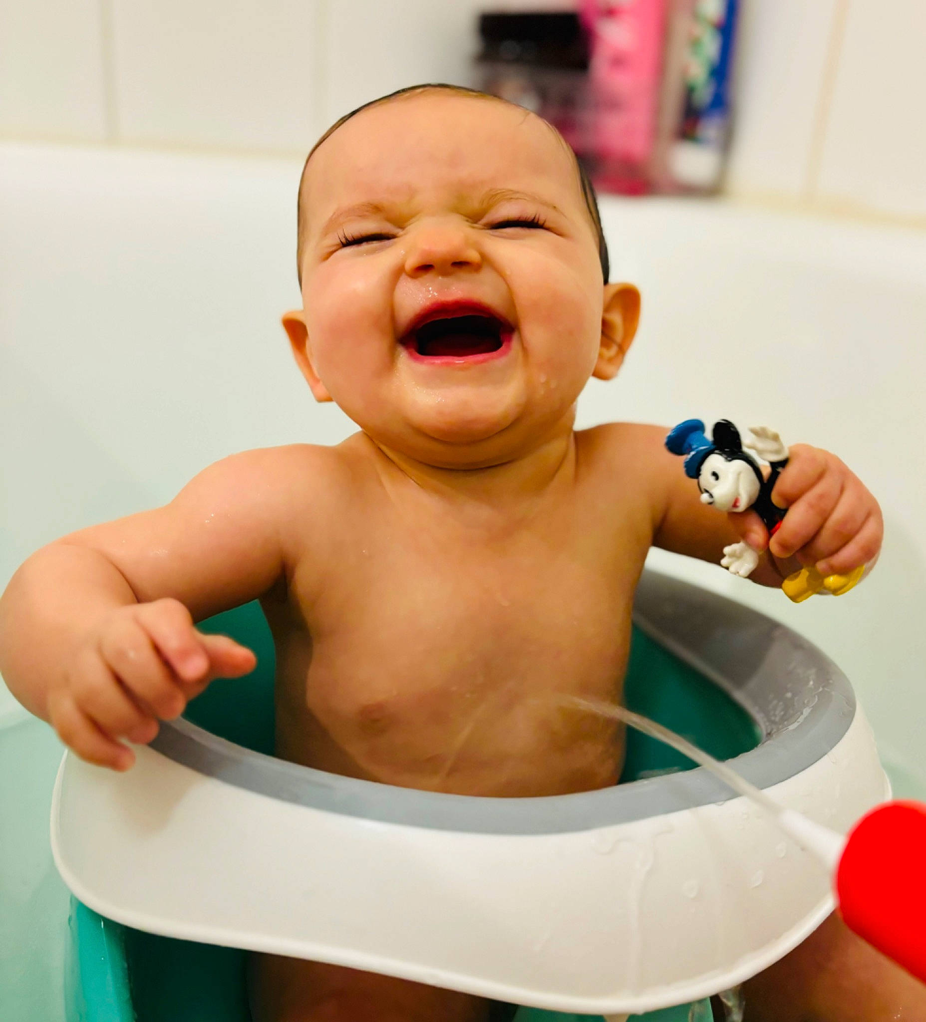Lora a rejoint le concours — aidez-le/la à gagner de superbes lots ! baby, baby_bathing, baby_laughing, baby_products, bathing, bathtub, cheek, chest, child, finger, fluid, gesture, hand, happy, jaw, mouth, person, skin, smile, thumb