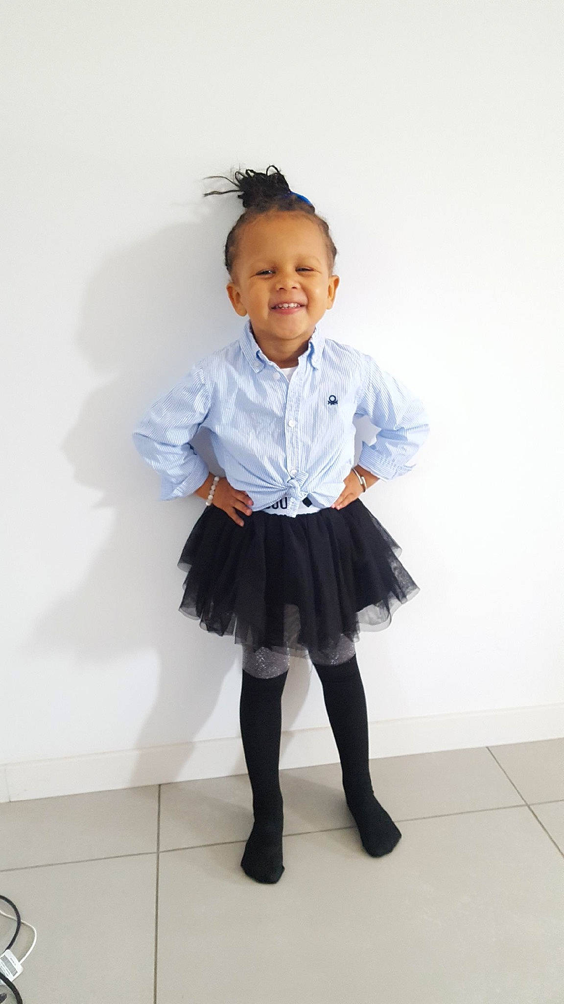 Jade a rejoint le concours — aidez-le/la à gagner de superbes lots ! baby_toddler_clothing, collar, dress_shirt, electric_blue, fashion_design, flash_photography, formal_wear, happy, head, human_leg, joy, knee, leg, person, shorts, shoulder, sleeve, smile, t_shirt, thigh