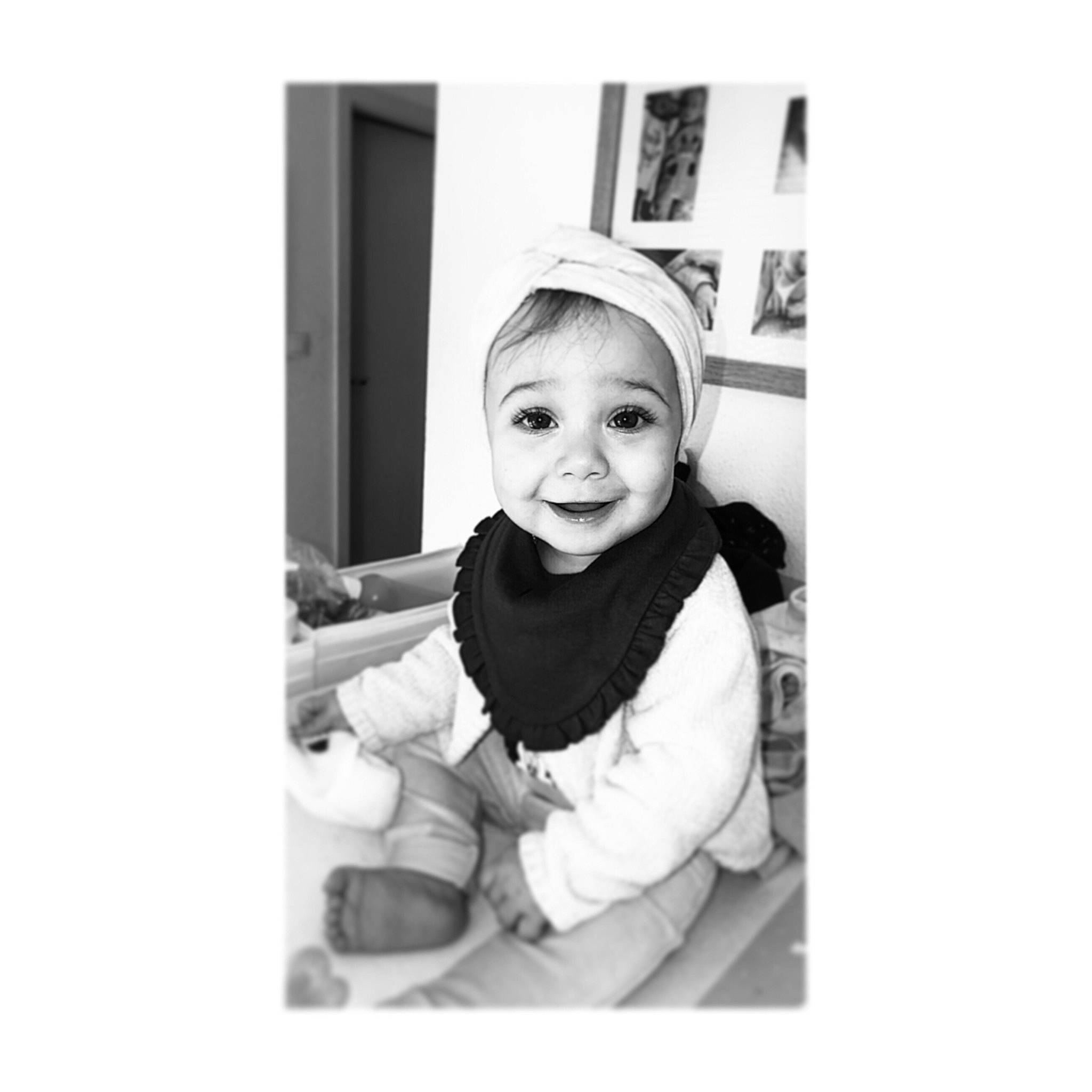 Katalya participe au concours pour gagner de l'argent avec cette photo : baby, baby_laughing, baby_toddler_clothing, child, joy, laugh, monochrome, person, portrait, portrait_photography, stock_photography, toddler