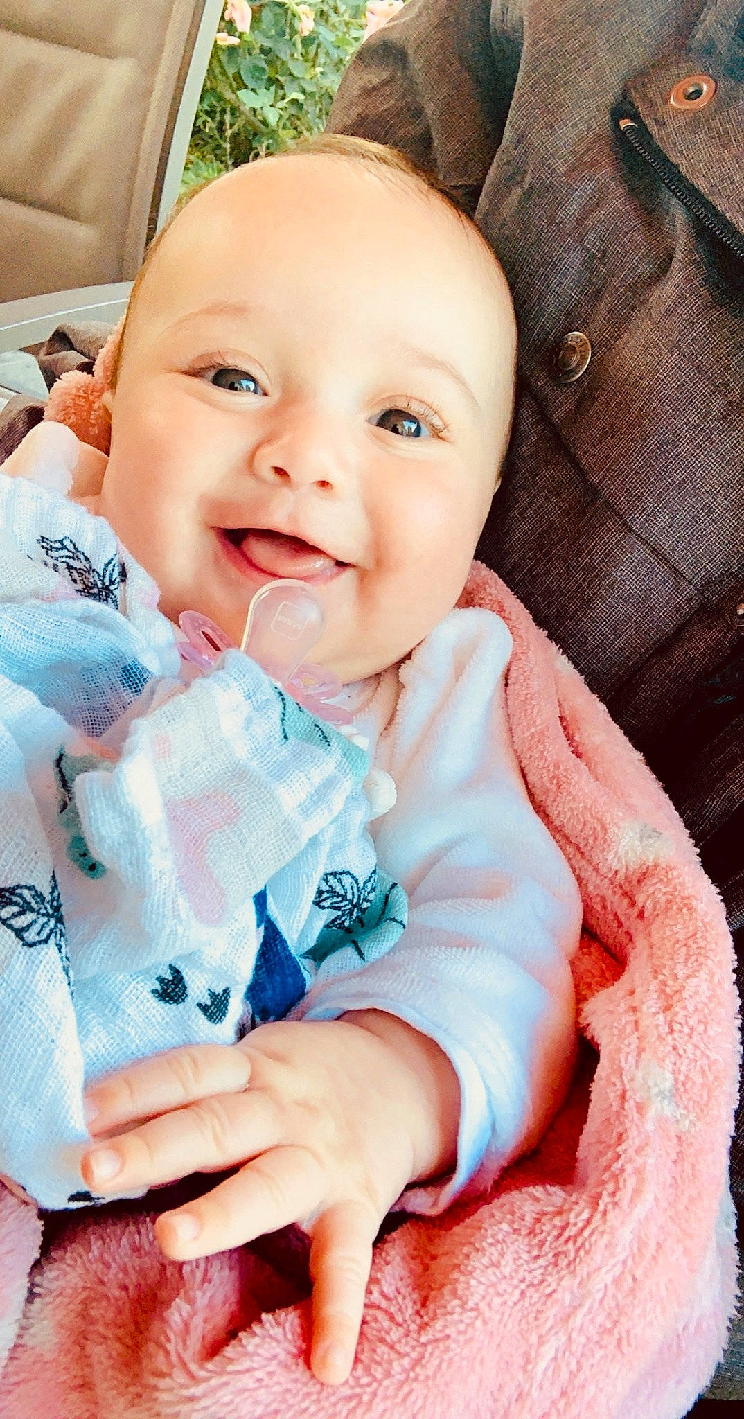 Katalya participe au concours pour gagner de l'argent avec cette photo : baby, baby_toddler_clothing, cheek, child, eye, face, lip, nose, person, pink, product, skin, smile, toddler