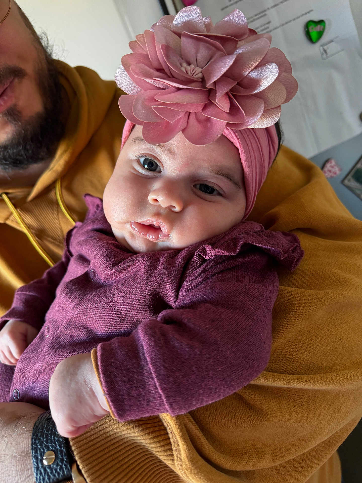 Jannah a rejoint le concours — aidez-le/la à gagner de superbes lots ! baby, infant, adult, man, beard, headband, flower, pink, purple_clothing, hoodie, holding, portrait, close_up, cheeks, eyes, lips, hand, wristwatch, refrigerator, magnet