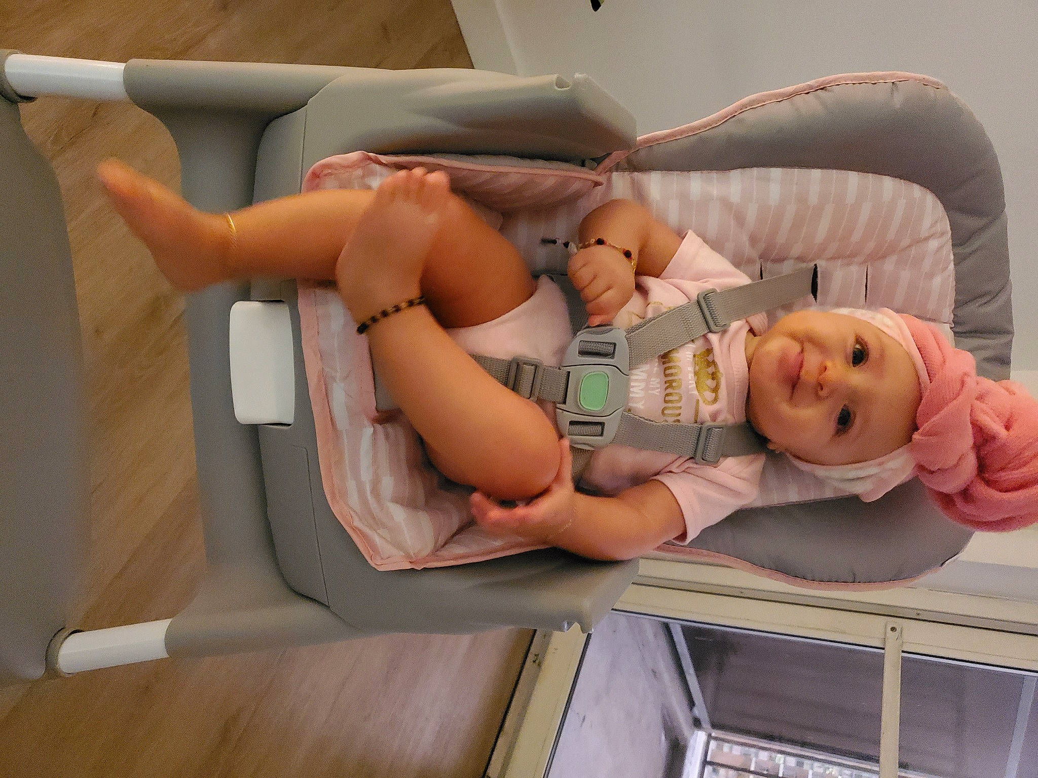 áilana is registered to the contest to win money with this photo: abdomen, baby, baby_products, chest, child, comfort, diaper, foot, headwear, health_care, hospital, human_leg, joint, joy, knee, linens, medical_equipment, person, room, smile