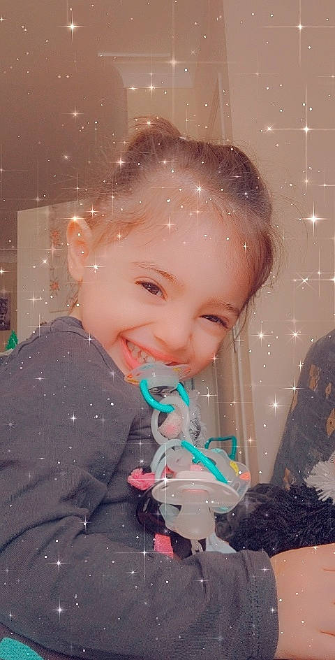 Jessica a rejoint le concours — aidez-le/la à gagner de superbes lots ! beauty, black_hair, cheek, child, cool, event, eyebrow, facial_expression, freezing, fun, hairstyle, happy, joy, lip, nose, person, pink, skin, smile, snow