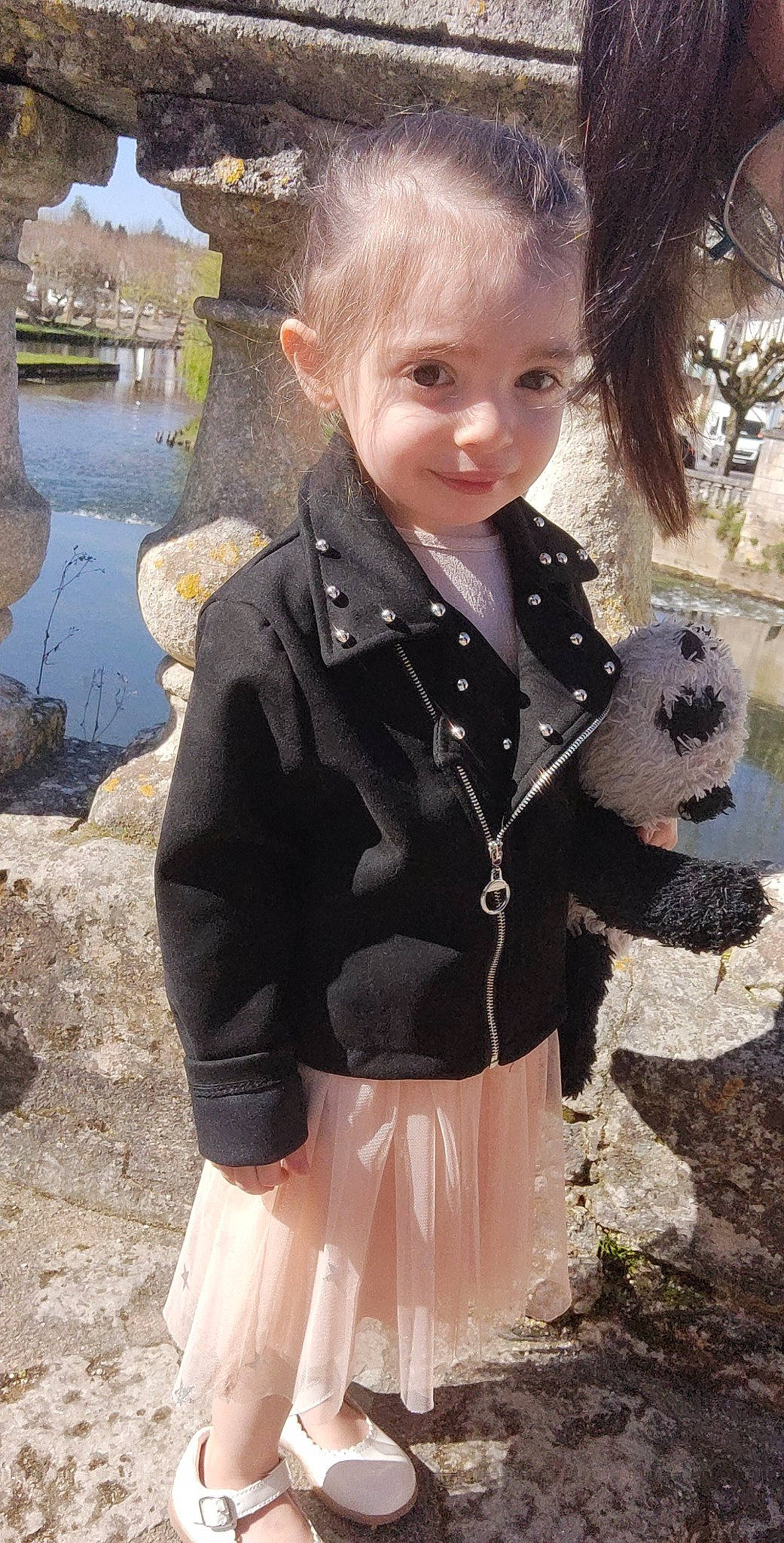 Jessica participe au concours pour gagner de l'argent avec cette photo : blond, doll, fur, grass, hairstyle, joy, lake, organ, outerwear, pattern, people_in_nature, person, plant, sleeve, standing, street_fashion, suit, toddler, toy, tree