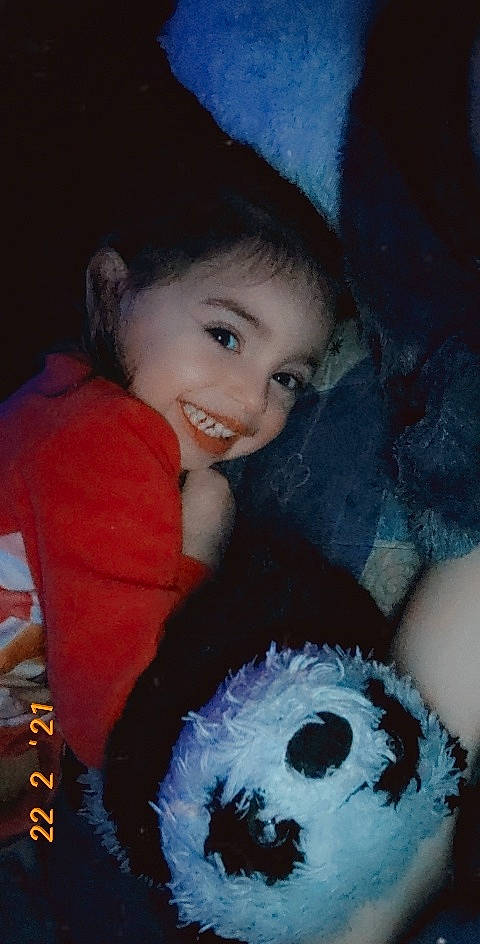 Jessica a rejoint le concours — aidez-le/la à gagner de superbes lots ! black, brown_hair, child, doll, flash_photography, fun, happy, iris, joy, mammal, mouth, person, pink, sitting, smile, stuffed_toy, t_shirt, teddy_bear, textile, toddler