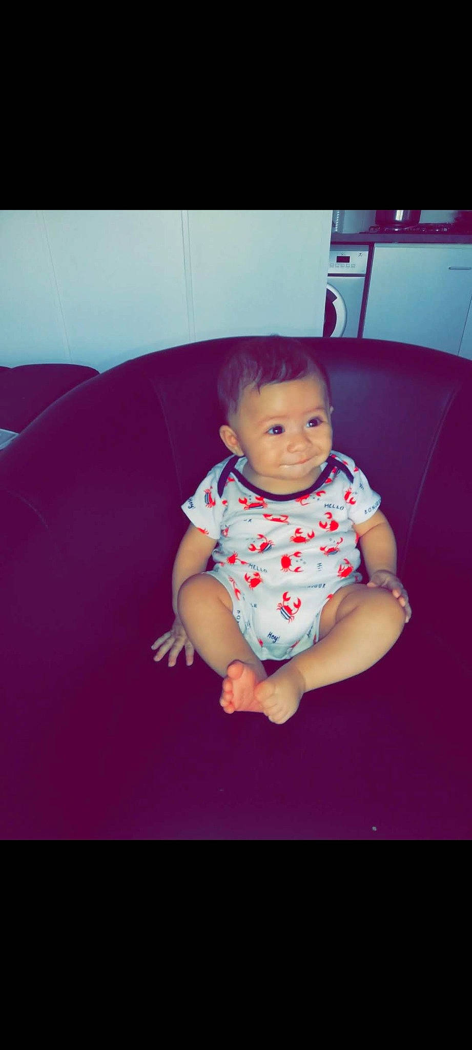 Louay Saksak a rejoint le concours — aidez-le/la à gagner de superbes lots ! arm, baby, baby_toddler_clothing, cheek, chin, eye, face, finger, flash_photography, floor, flooring, head, human_body, iris, mouth, person, purple, skin, sleeve, t_shirt