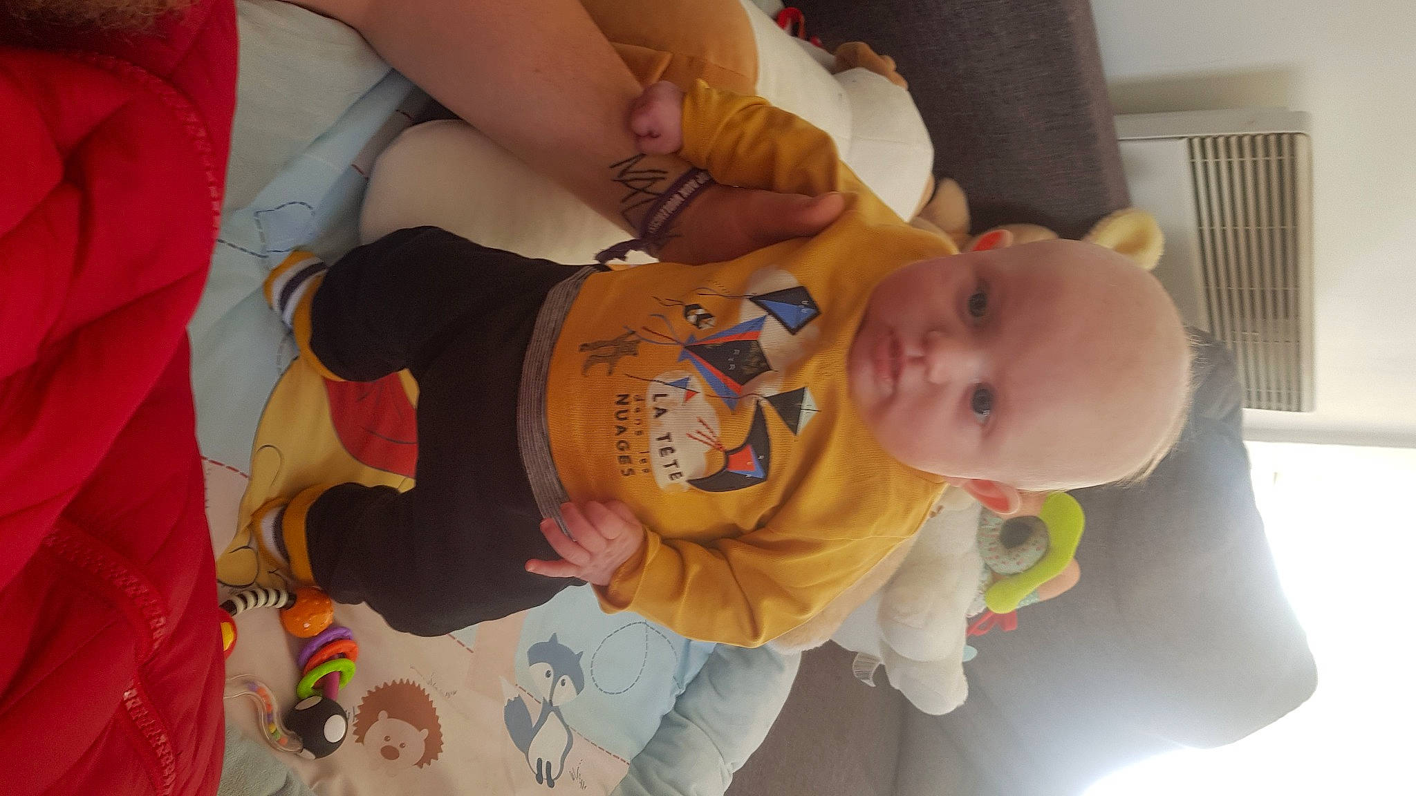 Jason participe au concours pour gagner de l'argent avec cette photo : arm, baby, baby_products, baby_toddler_clothing, cheek, child, comfort, eye, finger, fun, hairstyle, hand, mouth, person, room, skin, sleeve, thumb, toddler, wrist