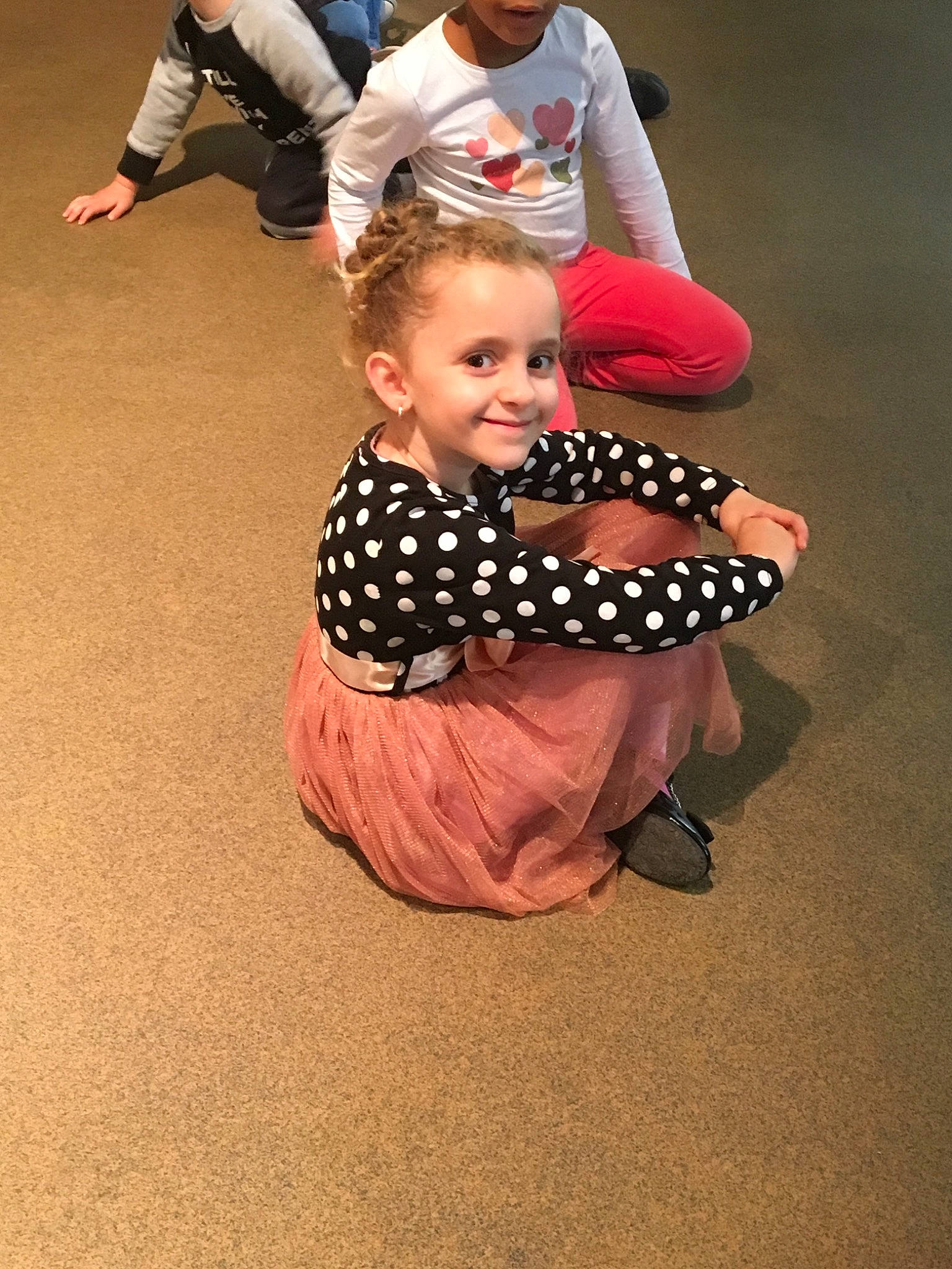 Imane participe au concours pour gagner de l'argent avec cette photo : baby, child, costume, dance, design, floor, flooring, fun, joint, joy, pattern, person, play, sitting, toddler