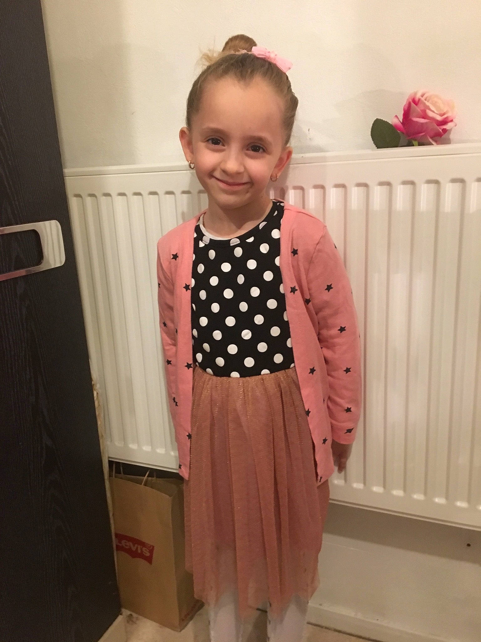 Imane a rejoint le concours — aidez-le/la à gagner de superbes lots ! baby_toddler_clothing, child, clothing, costume, design, dress, joy, outerwear, pattern, peach, person, pink, polka_dot, sleeve, toddler