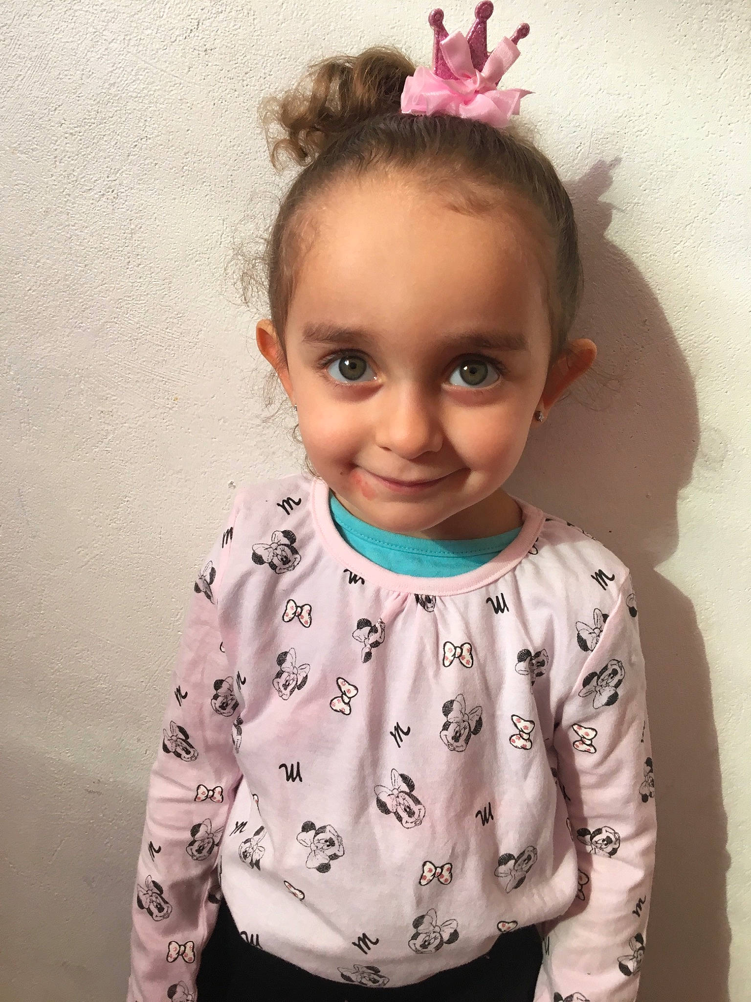 Assma participe au concours pour gagner de l'argent avec cette photo : baby, cheek, child, ear, face, fashion_accessory, forehead, hair, hair_accessory, hairstyle, head, headband, joy, lip, neck, nose, person, pink, sleeve, smile