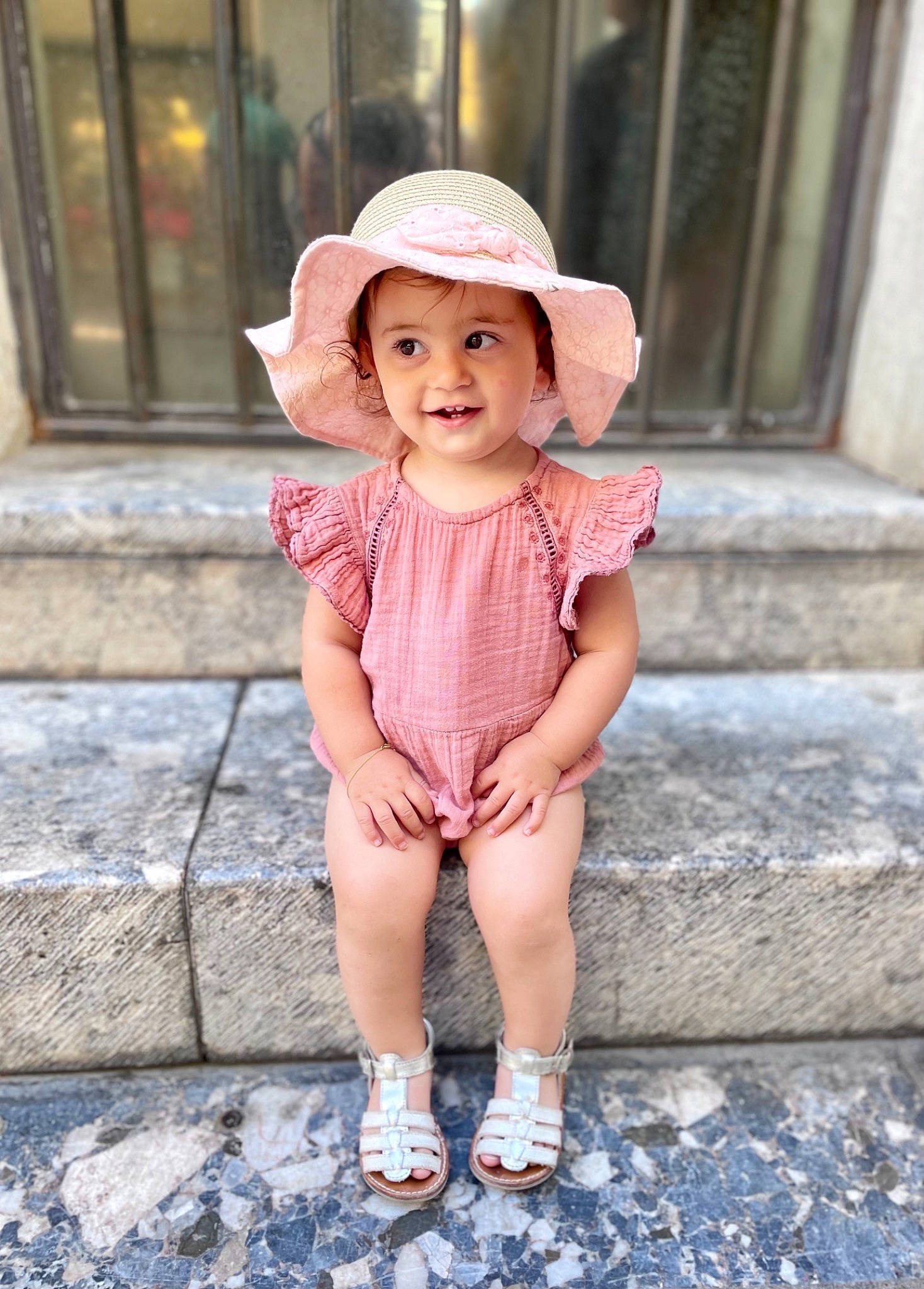 Thëa a rejoint le concours — aidez-le/la à gagner de superbes lots ! baby, baby_toddler_clothing, beauty, cap, hand, happy, hat, headgear, headwear, human_body, human_leg, joy, leg, lip, magenta, pattern, person, pink, sleeve, smile
