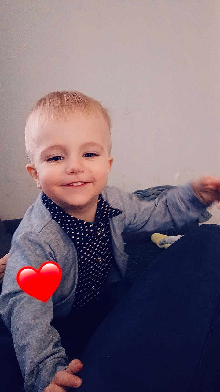 Aaron a rejoint le concours — aidez-le/la à gagner de superbes lots ! child, toddler, smiling, indoor, face, clothing, jacket, polka_dot, hand, hair, cute, happy, person, sitting, background, wall, red_heart_emoji, playful, young, portrait