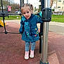 Milla participe au concours pour gagner de l'argent avec cette photo : child, girl, playground, jacket, blue_jacket, pink_shoes, metal_pole, climbing_net, slide, outdoor, park, trees, grass, fence, curious, casual_clothing, daytime, young_child, jeans, play
