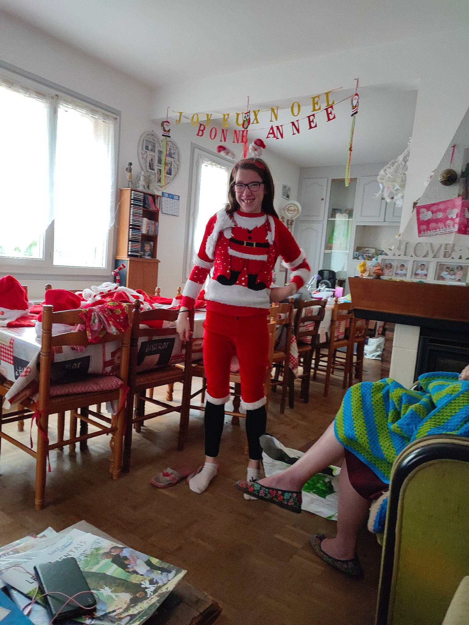 Alexia a rejoint le concours — aidez-le/la à gagner de superbes lots ! chair, child, event, fashion_design, flooring, furniture, hardwood, house, interior_design, joy, leisure, living_room, person, recreation, room, sandal, shorts, t_shirt, table, textile