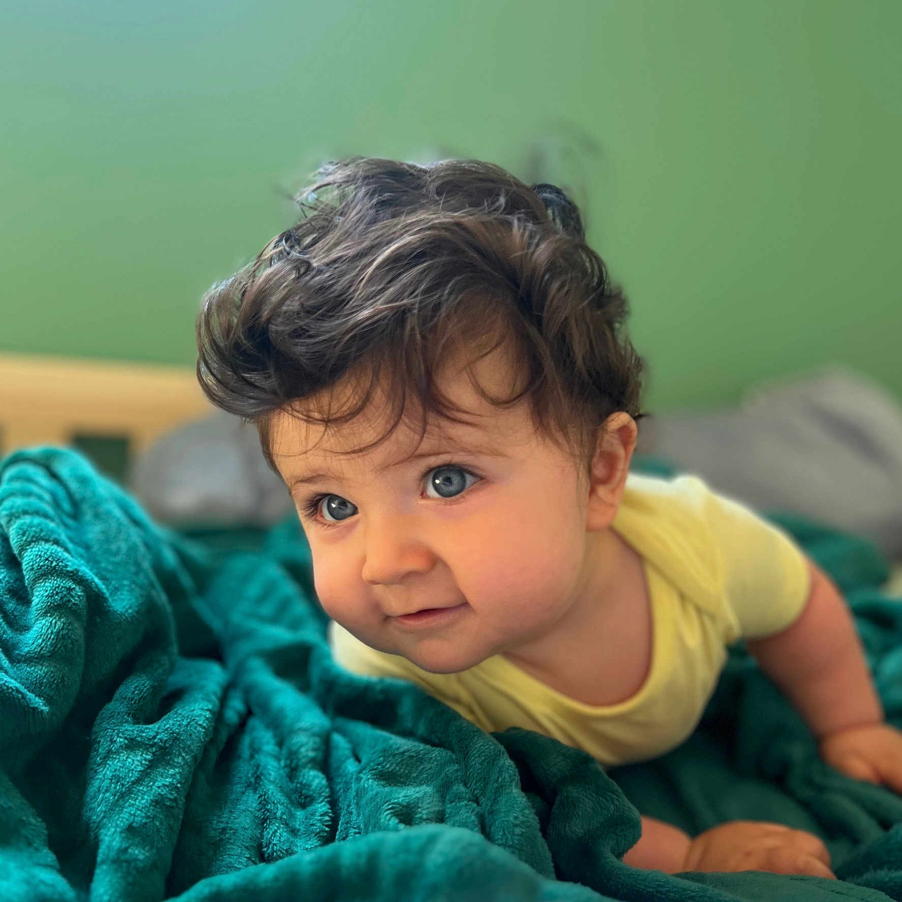 Vahé a rejoint le concours — aidez-le/la à gagner de superbes lots ! baby, blanket, bodypart, crawling, face, finger, hair, hand, happy, head, person, photography, portrait, quilt, smile