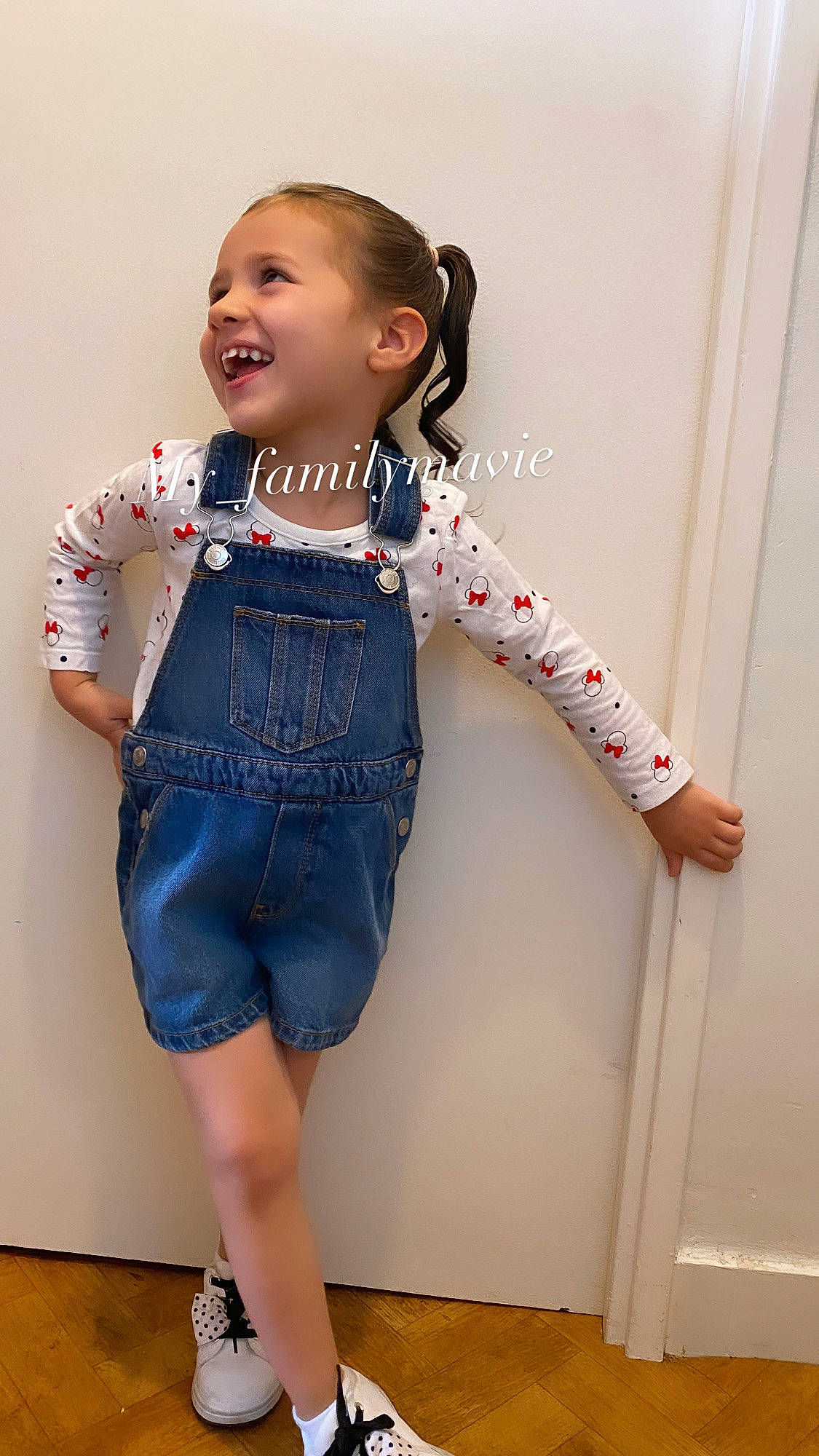 Leya participe au concours pour gagner de l'argent avec cette photo : arm, baby_toddler_clothing, blazer, collar, denim, dress_shirt, electric_blue, fashion_design, joint, joy, neck, outerwear, pattern, person, shorts, shoulder, sleeve, smile, t_shirt, thigh