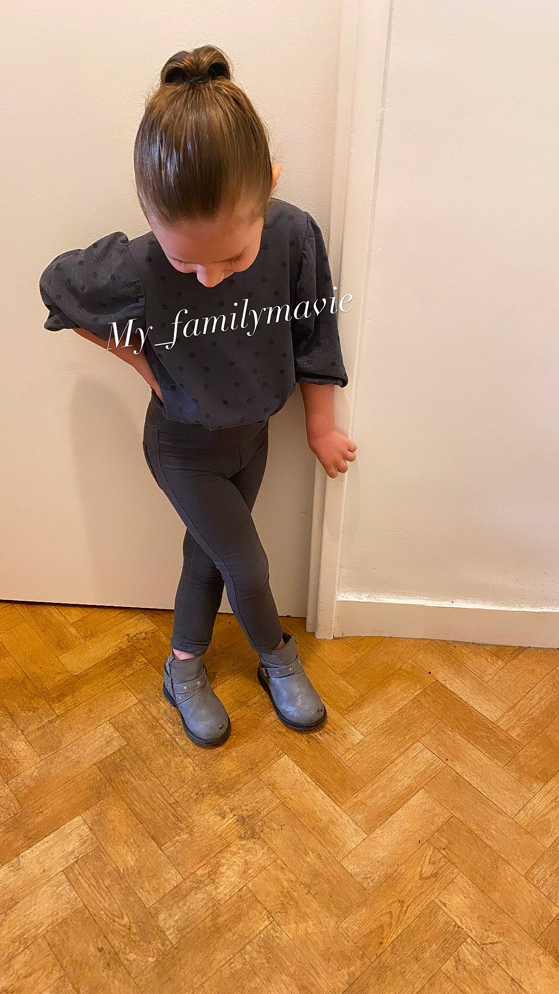 Leya a rejoint le concours — aidez-le/la à gagner de superbes lots ! baby_toddler_clothing, calf, denim, elbow, floor, flooring, hardwood, human_leg, jeans, knee, laminate_flooring, leg, person, sleeve, sneakers, sportswear, t_shirt, thigh, toddler, waist