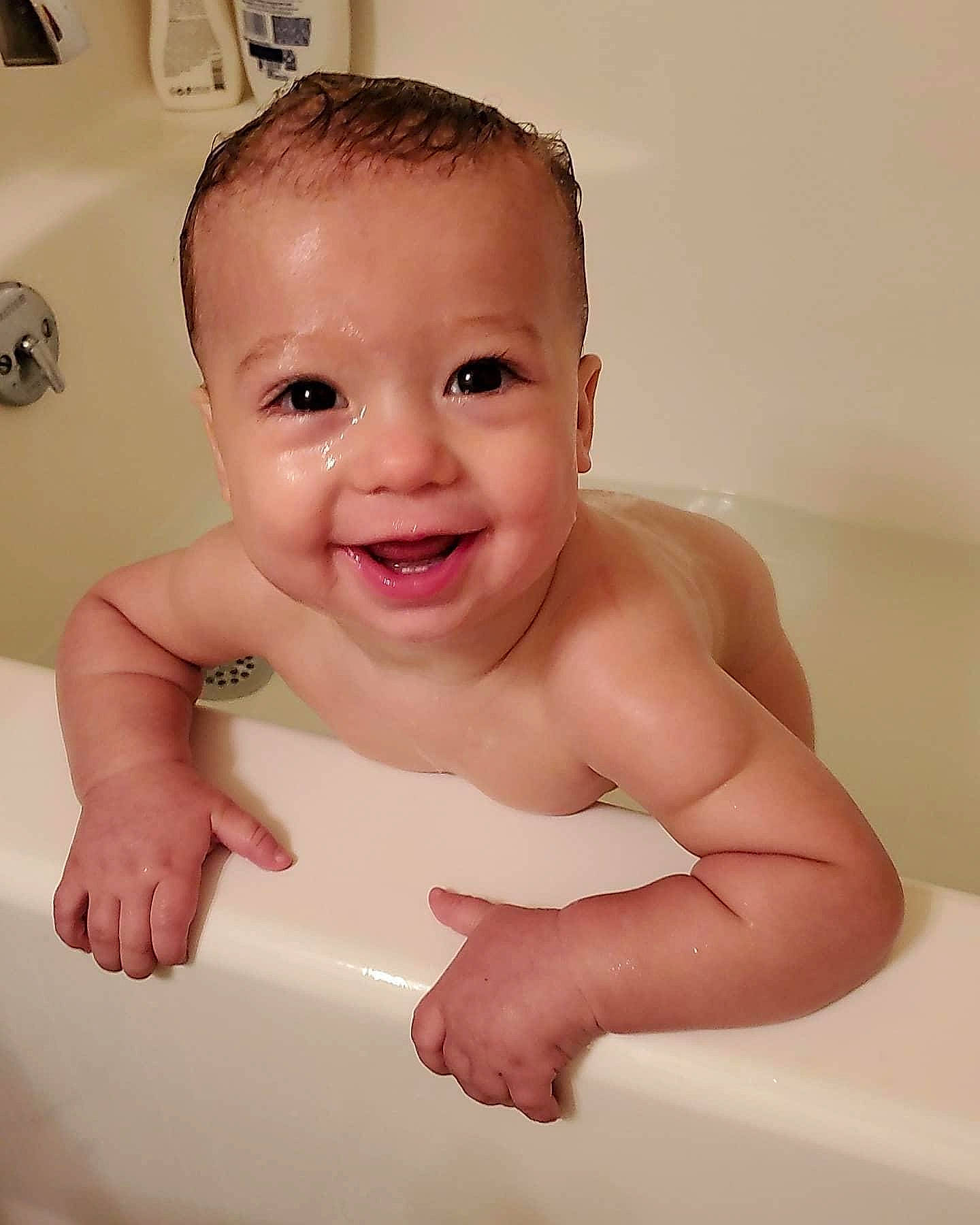 Kreed is registered to the contest to win money with this photo: baby, baby_bathing, barechested, bathing, bathroom, bathtub, cheek, chest, child, finger, fluid, joint, joy, muscle, nail, organ, person, plumbing, skin, stomach