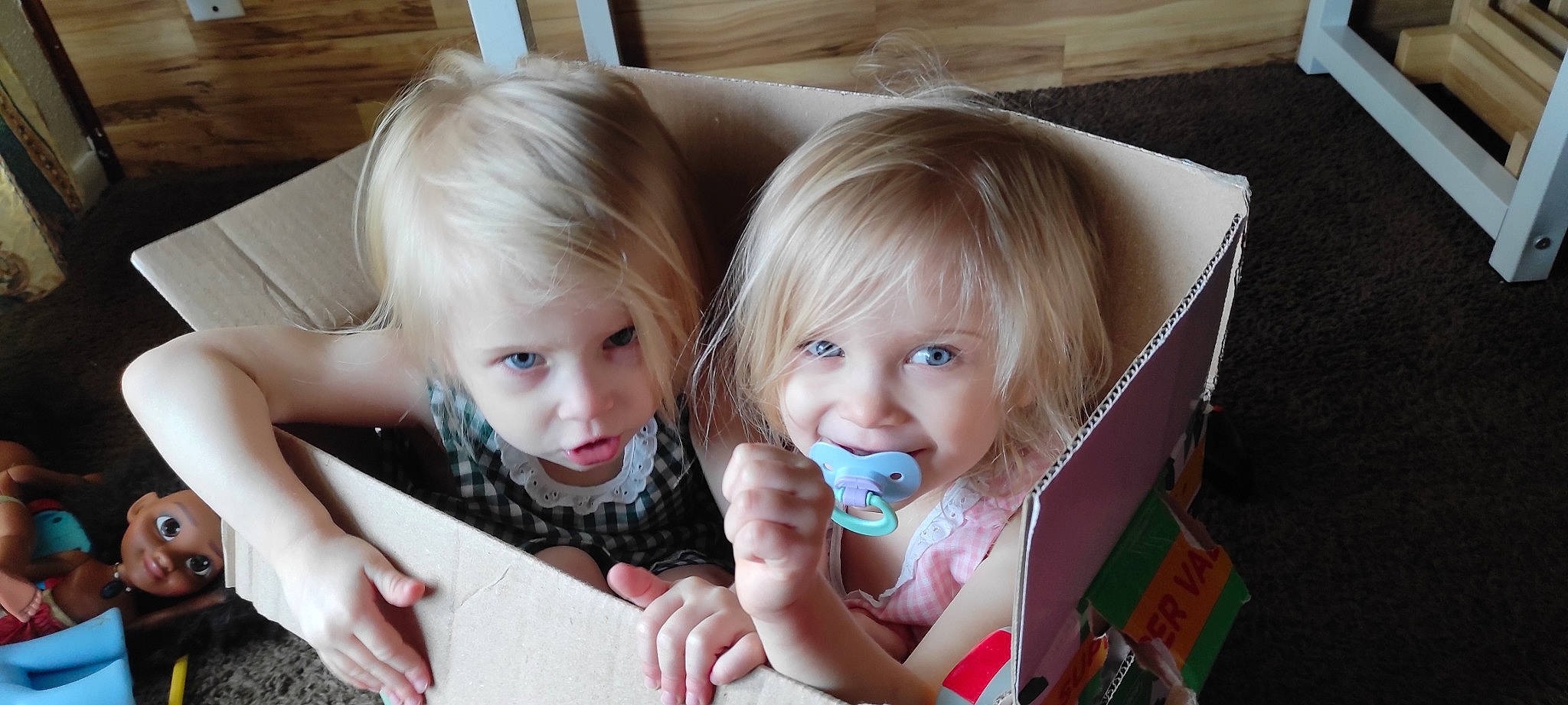 Atomandhelix is registered to the contest to win money with this photo: baby, blond, child, comfort, couch, event, facial_expression, fun, gesture, hand, happy, iris, lap, person, sharing, sitting, skin, smile, toddler, vacation