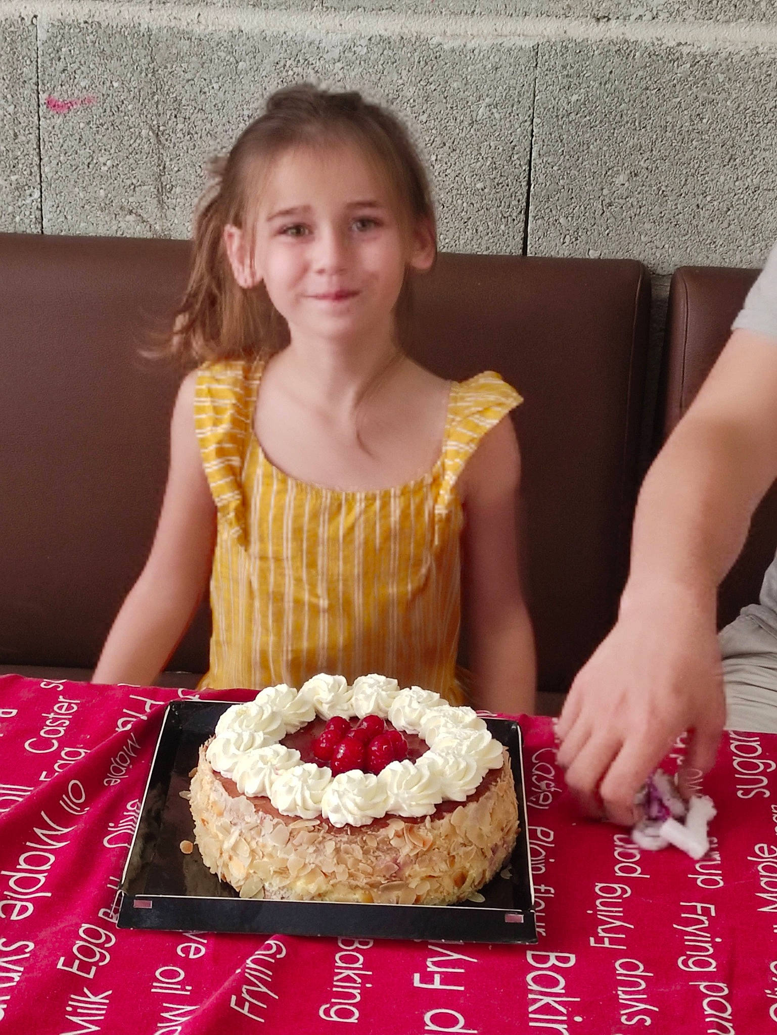 Leonie a rejoint le concours — aidez-le/la à gagner de superbes lots ! baked_goods, birthday, birthday_cake, buttercream, cake, cake_decorating, cake_decorating_supply, cream, cuisine, dish, food, icing, ingredient, joy, person, plate, recipe, smile, sugar_cake, sweetness