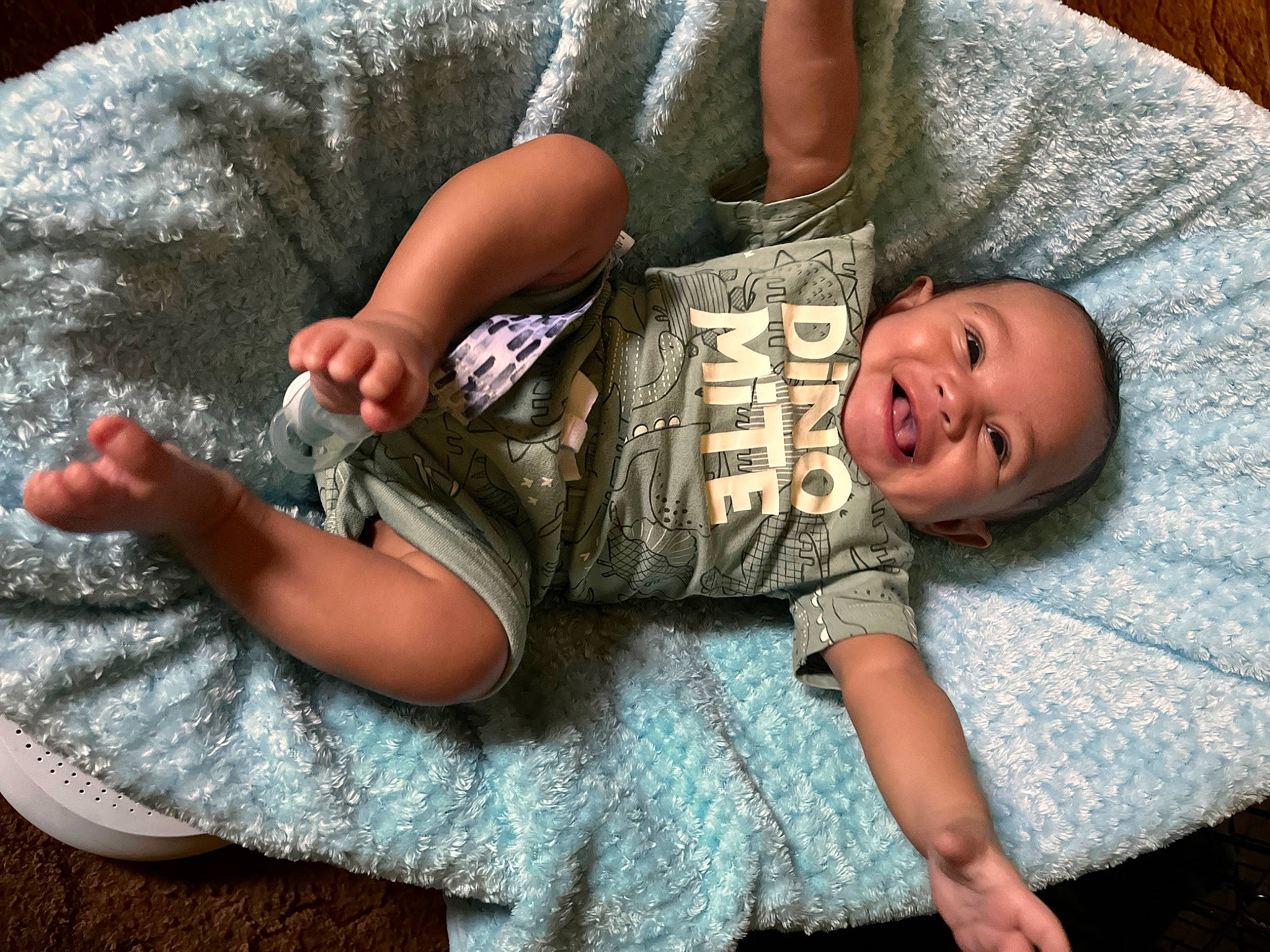 Jakai is registered to the contest to win money with this photo: baby, baby_toddler_clothing, child, comfort, elbow, grass, hand, happy, human_body, joy, knee, leg, person, sitting, skin, sleeve, smile, t_shirt, thigh, toddler