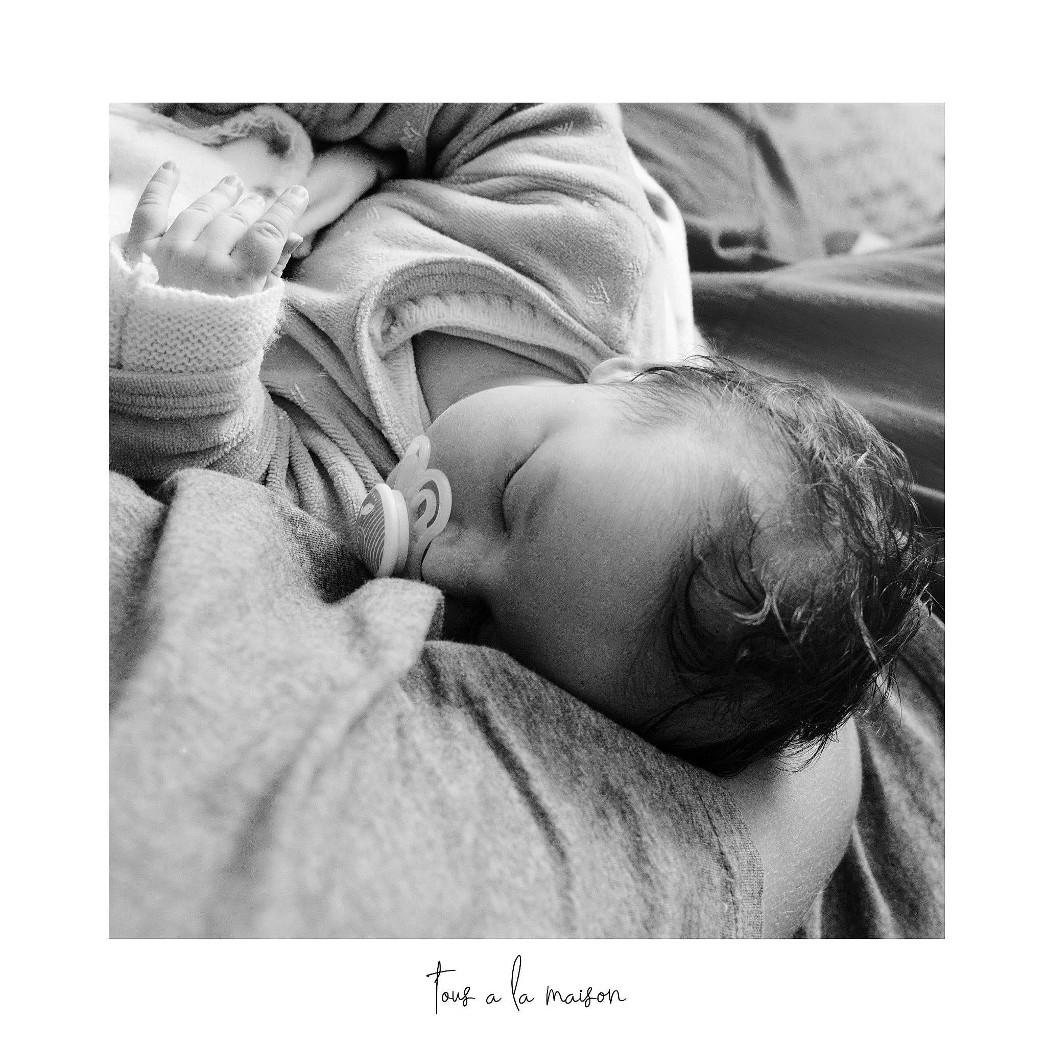 Blue a rejoint le concours — aidez-le/la à gagner de superbes lots ! baby, birth, black_and_white, child, happy, love, monochrome, nap, person, photograph, photography, sleep, smile, snapshot, stock_photography