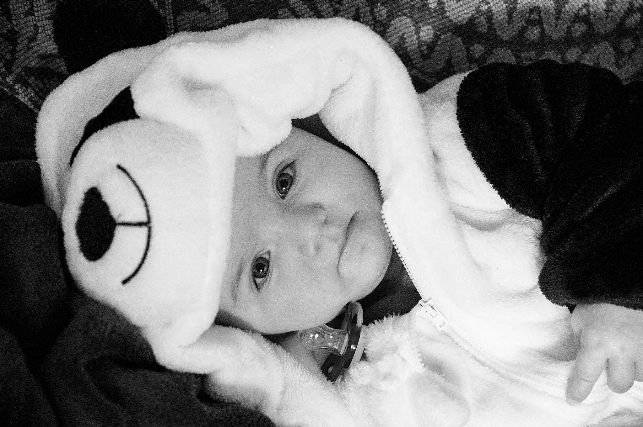 Blue participe au concours pour gagner de l'argent avec cette photo : baby, beauty, black, black_and_white, cheek, child, ear, eye, face, head, headwear, monochrome, monochrome_photography, nose, person, photograph, photography, skin, smile, snapshot