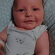 Mathias a rejoint le concours — aidez-le/la à gagner de superbes lots ! baby, infant, smiling, face, arm, onesie, clothing, cushion, pattern, soft_texture, close_up, comfort, child, cute, indoor, portrait, skin, expression, happy, newborn